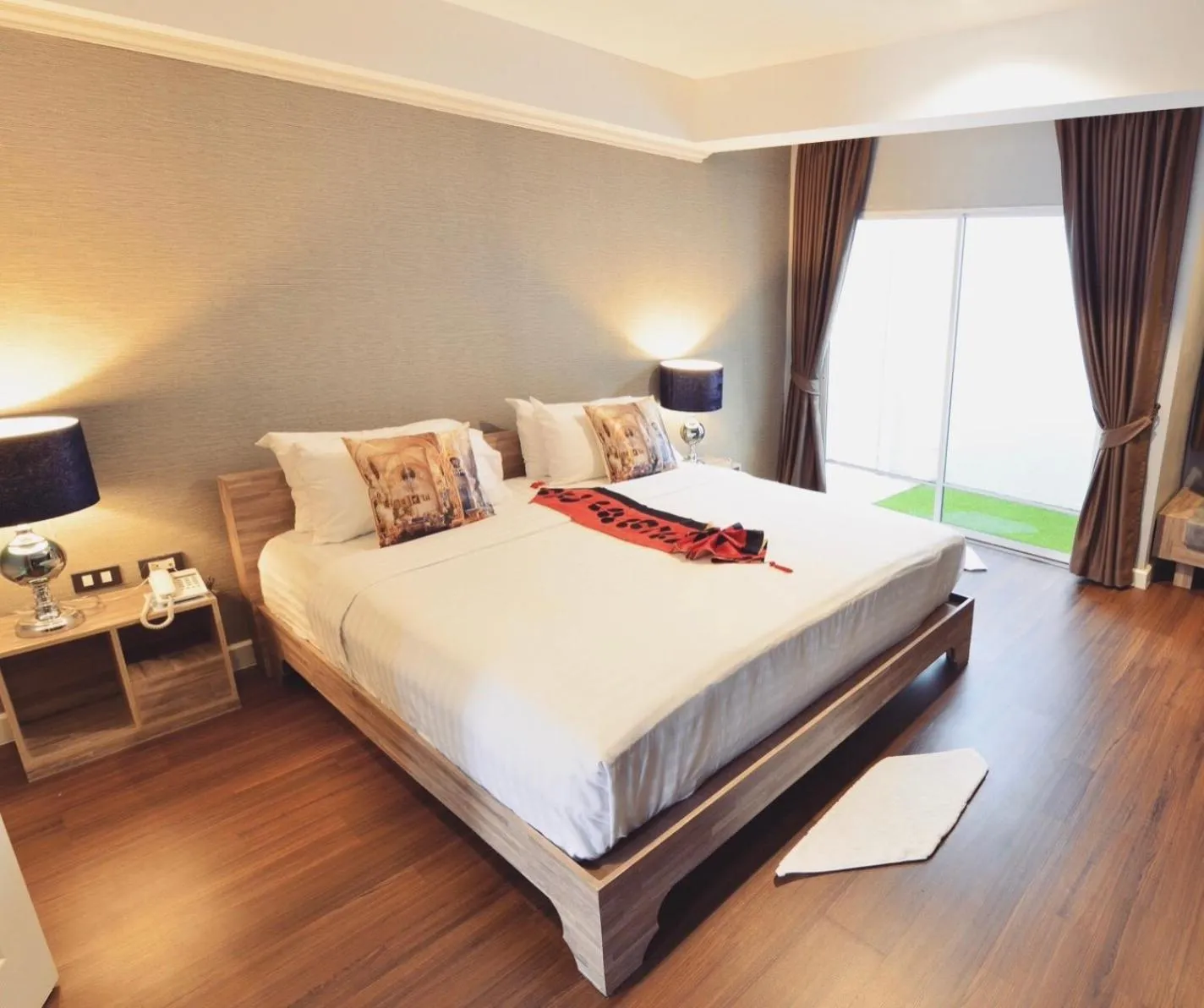 Bed in The Tamnan Pattaya Hotel & Resort