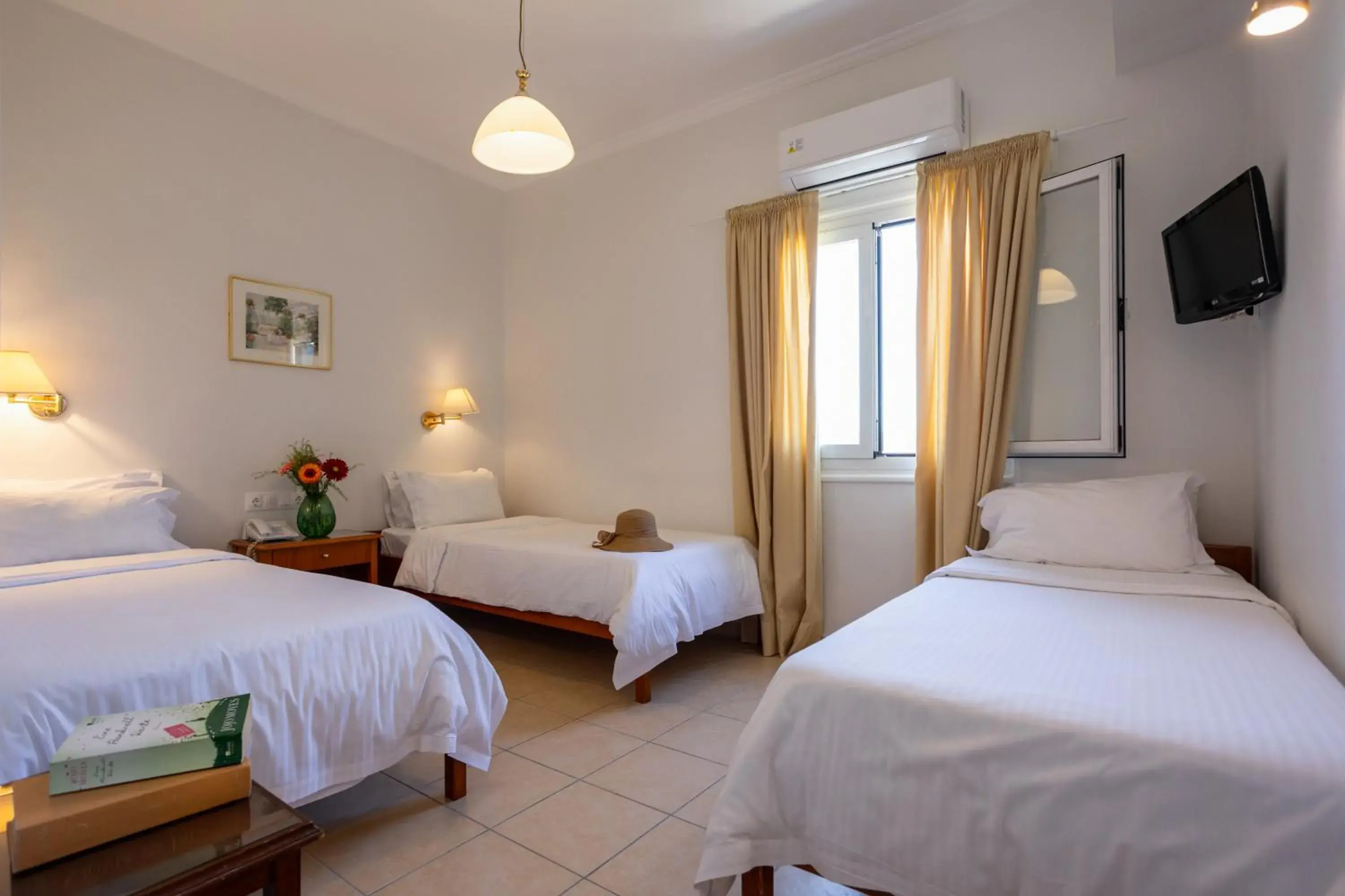 Triple Room in Hotel Bretagne Triple Room in Hotel Bretagne