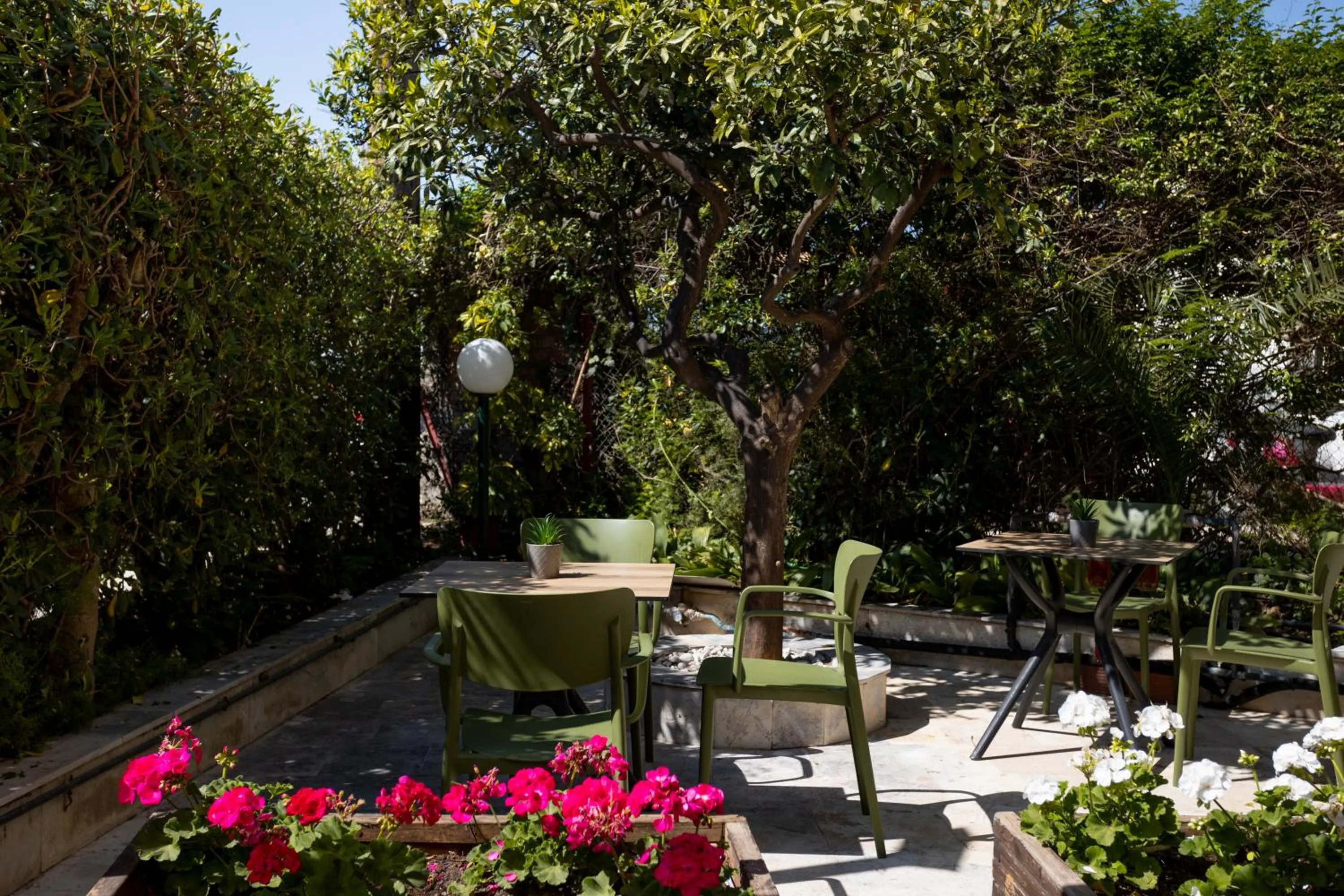 Patio in Hotel Bretagne