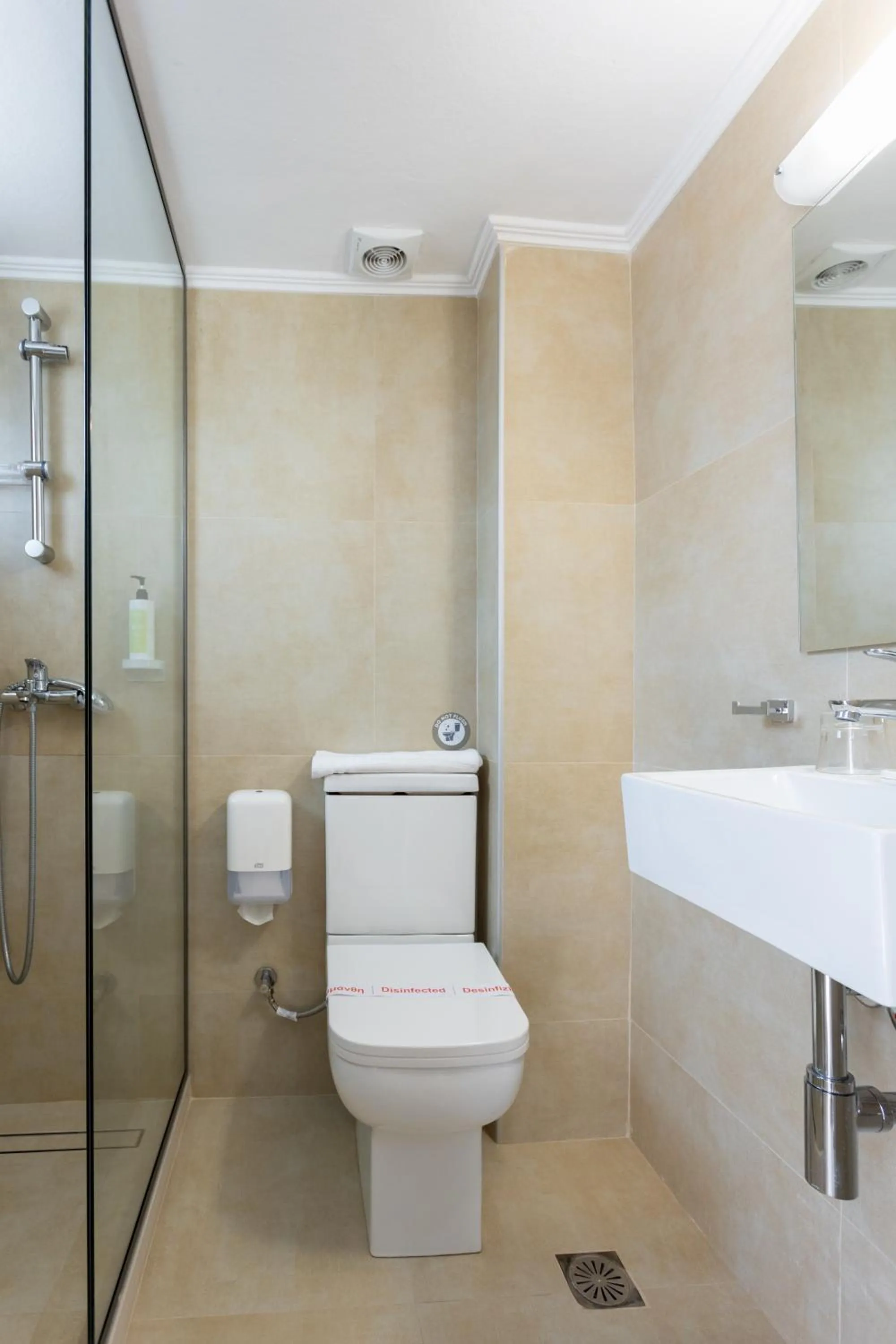 Shower in Hotel Bretagne