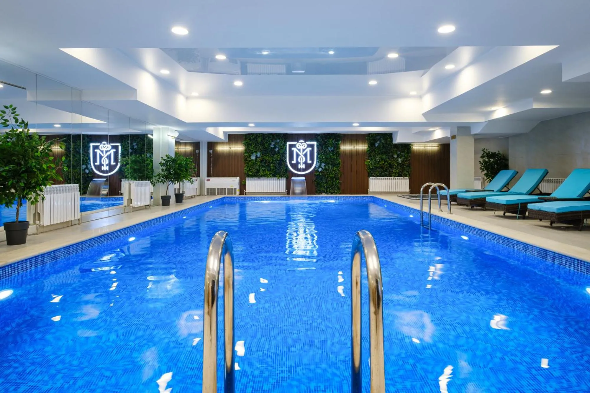 Swimming pool in Grand Mildom Hotel