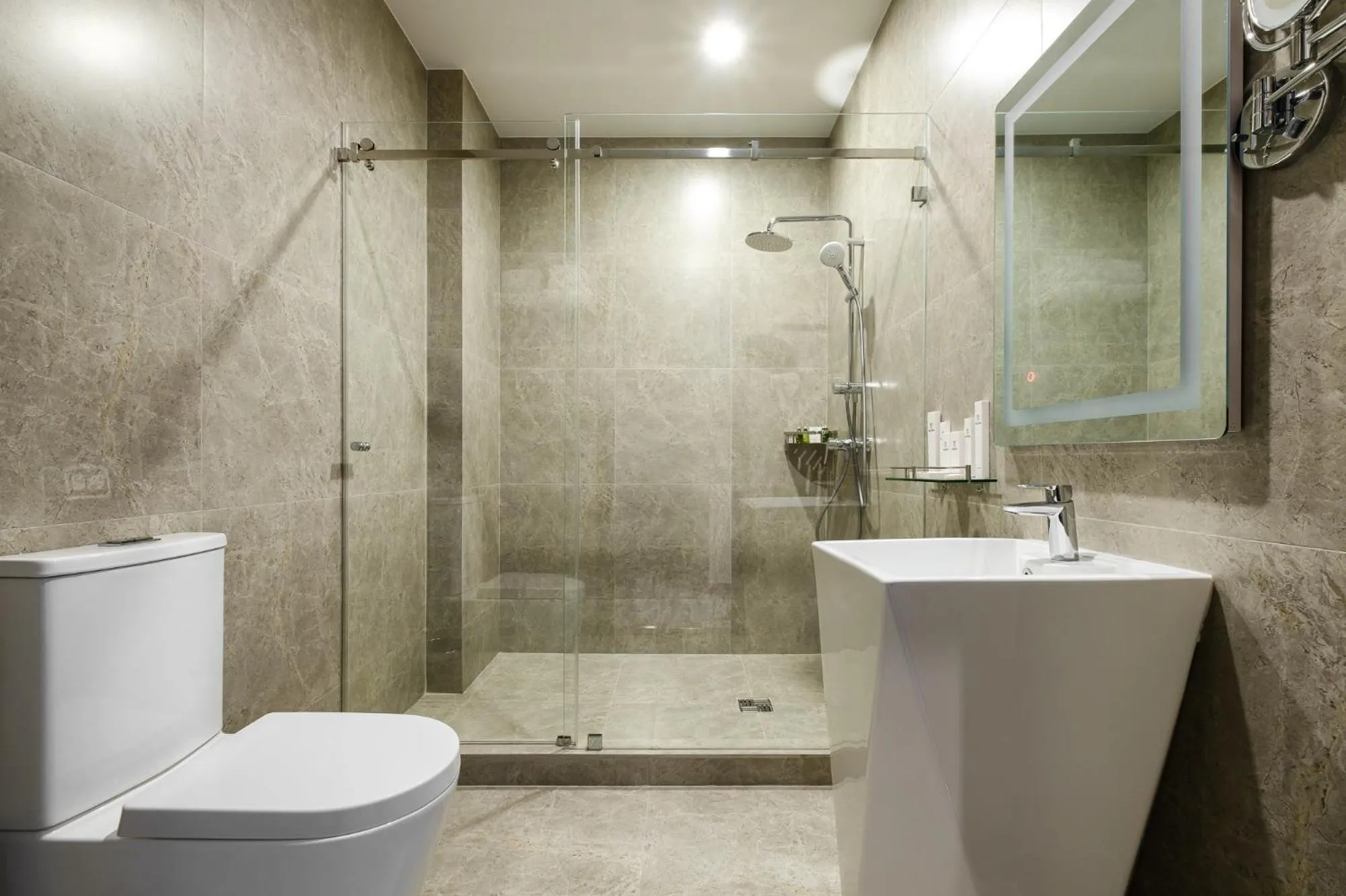 Shower in Grand Mildom Hotel