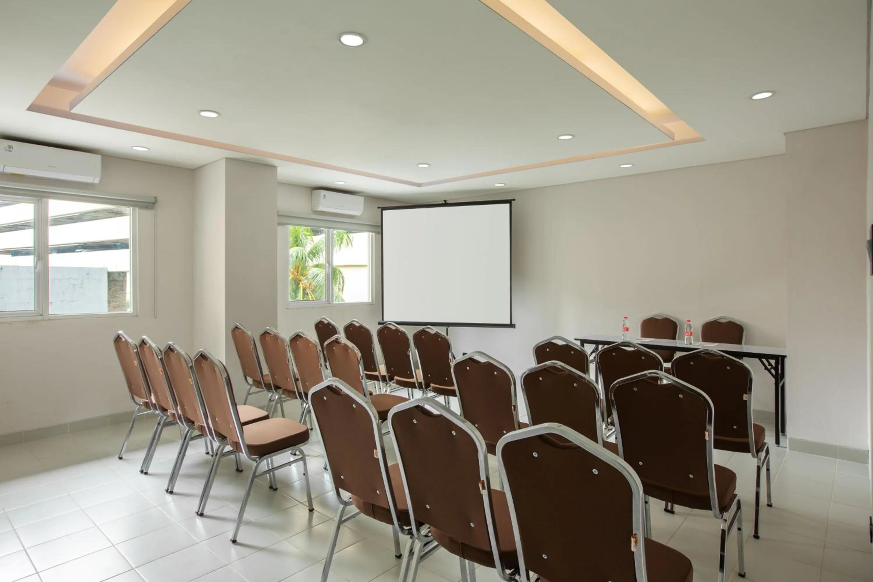 Meeting/conference room in Amaris Hotel Kalimalang