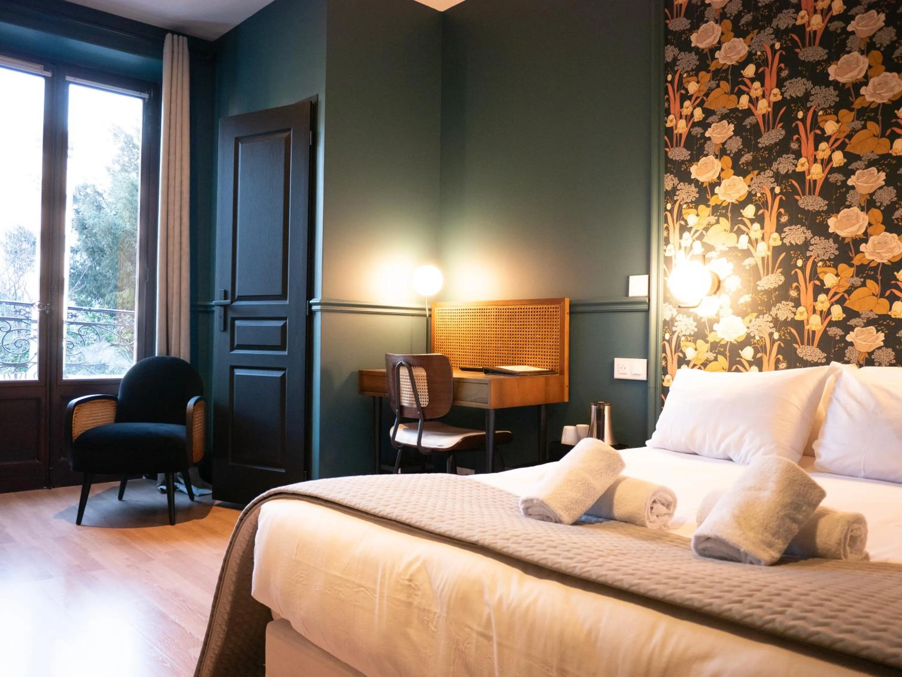 Shower, Bed in Hôtel Gallia