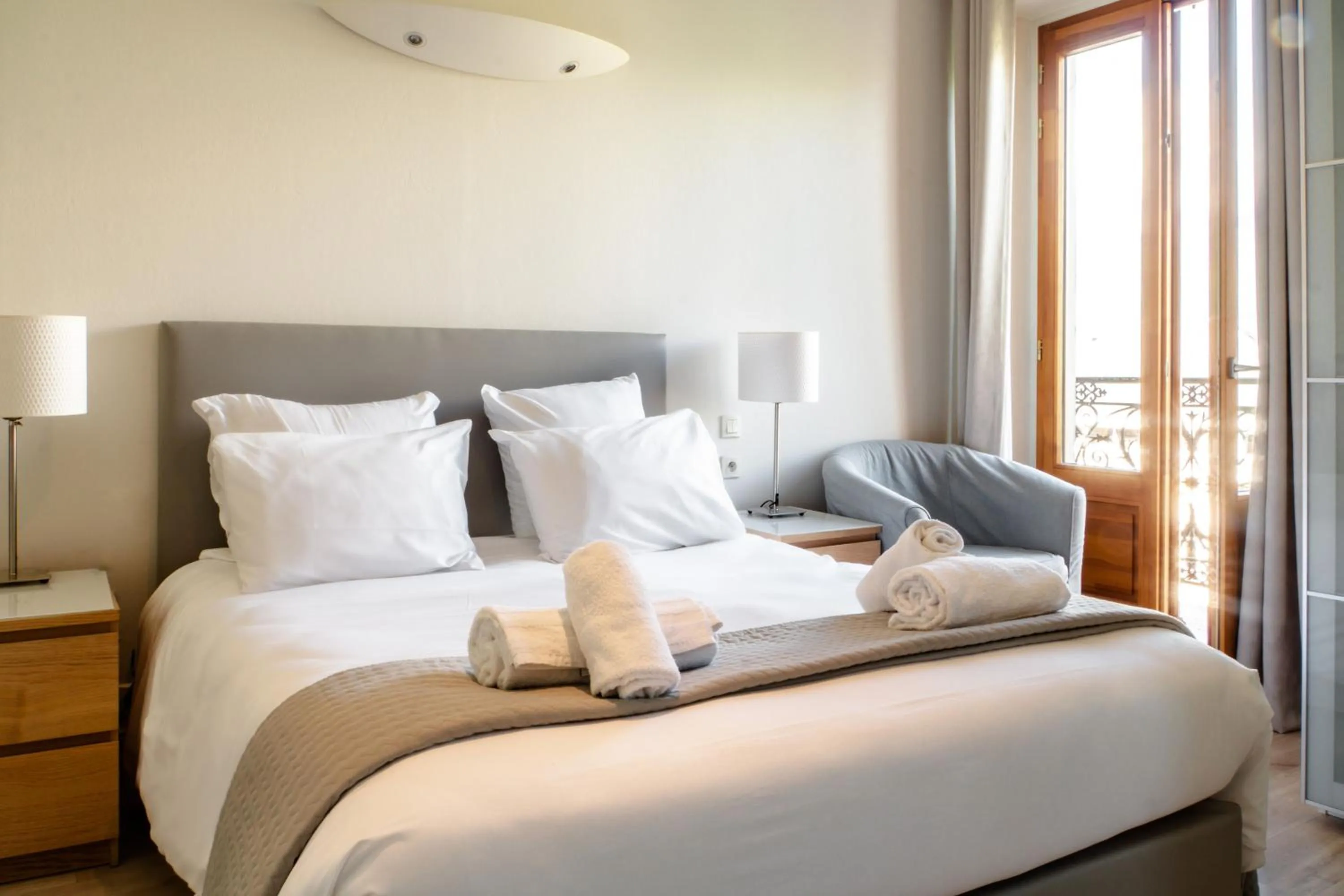 Shower, Bed in Hôtel Gallia