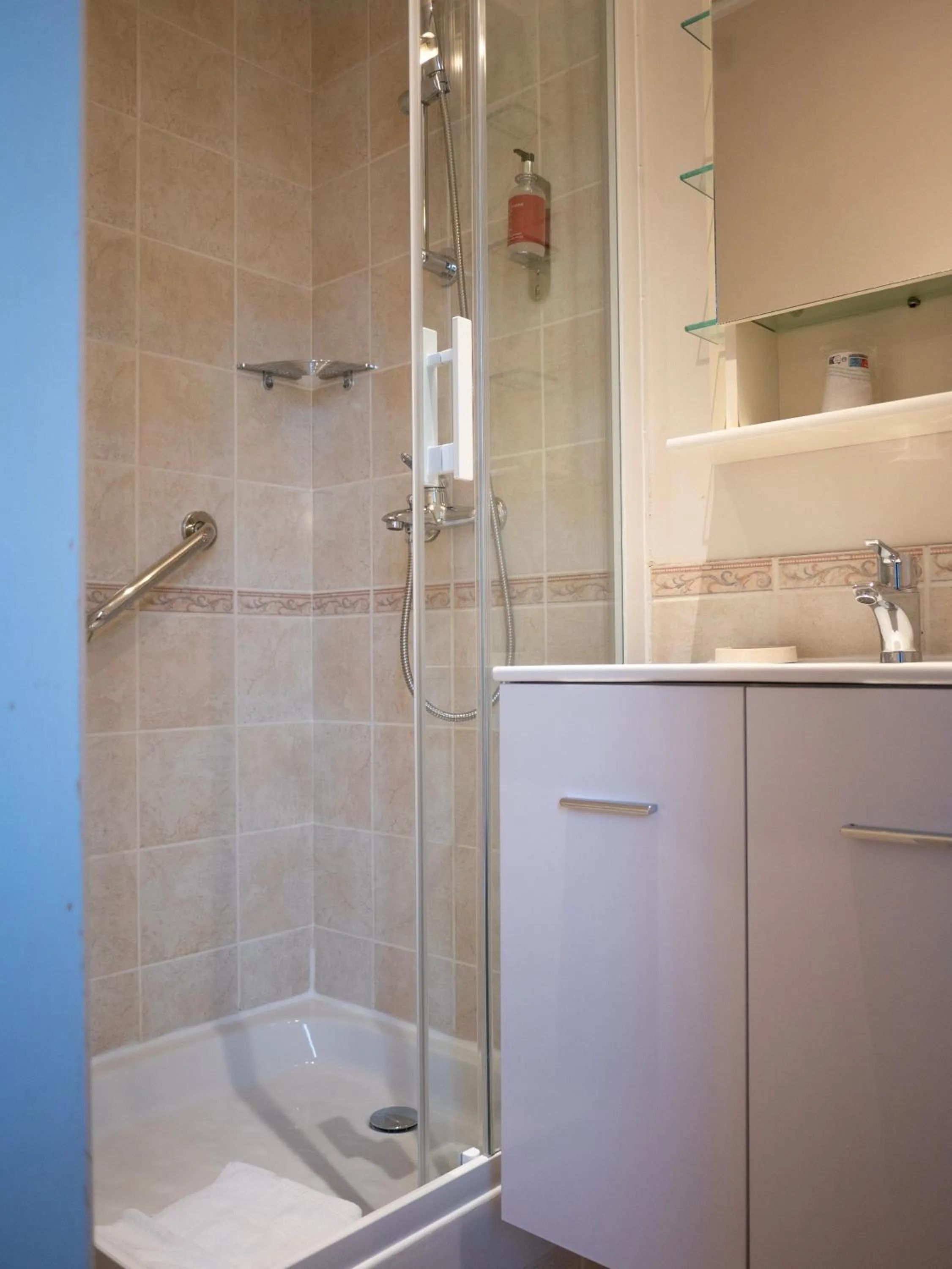 Shower in Hôtel Gallia