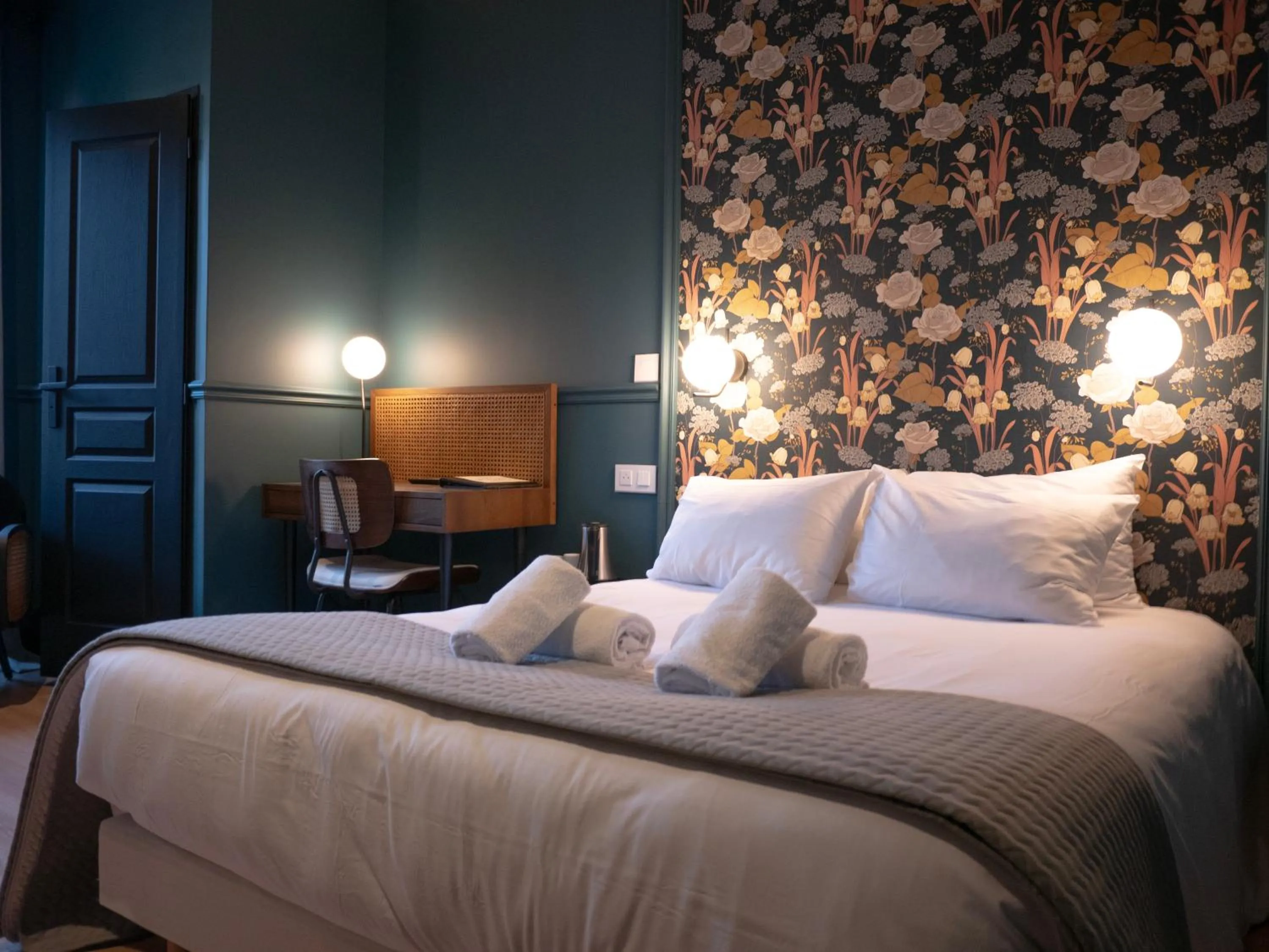 Shower, Bed in Hôtel Gallia