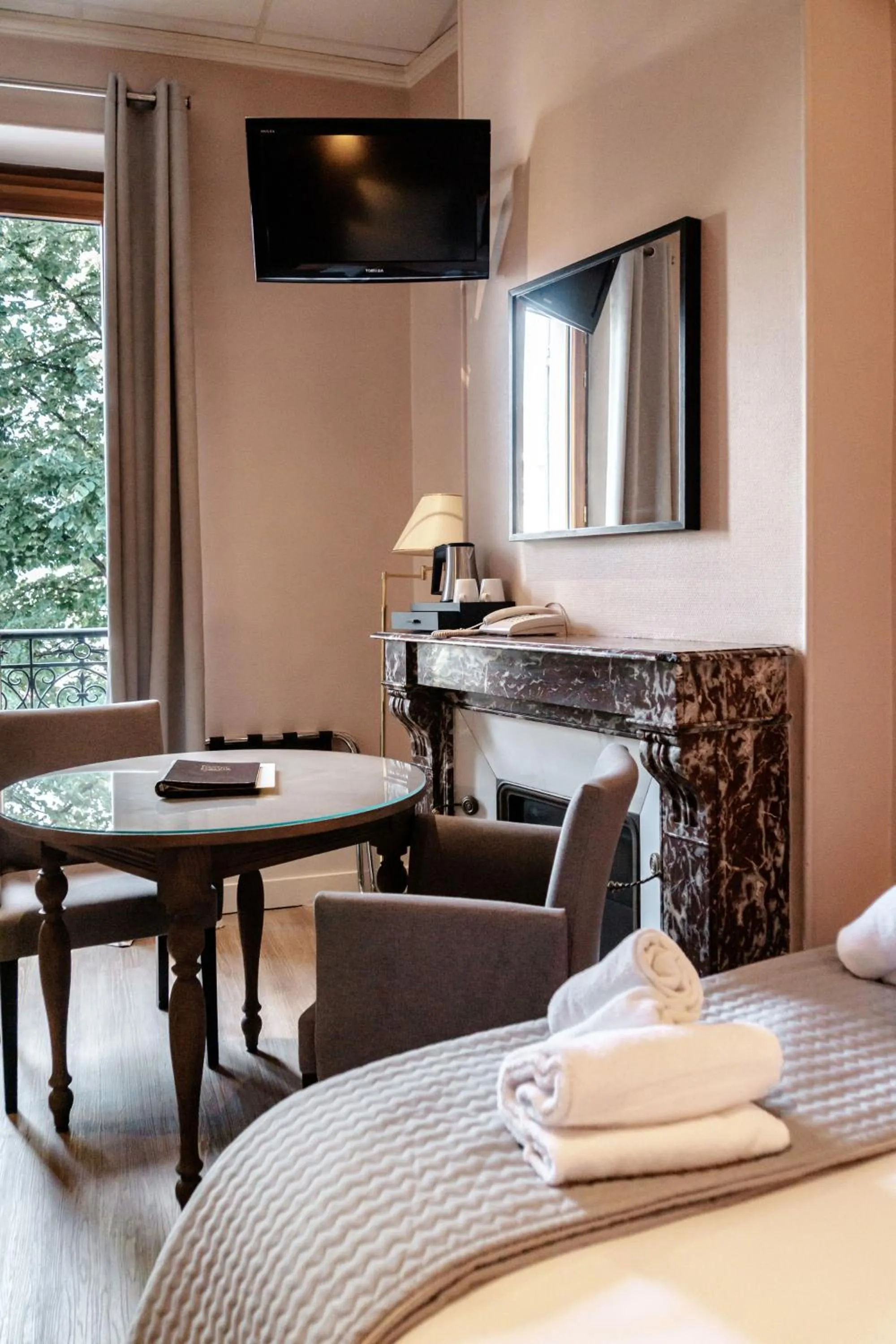 View (from property/room), Bed in Hôtel Gallia