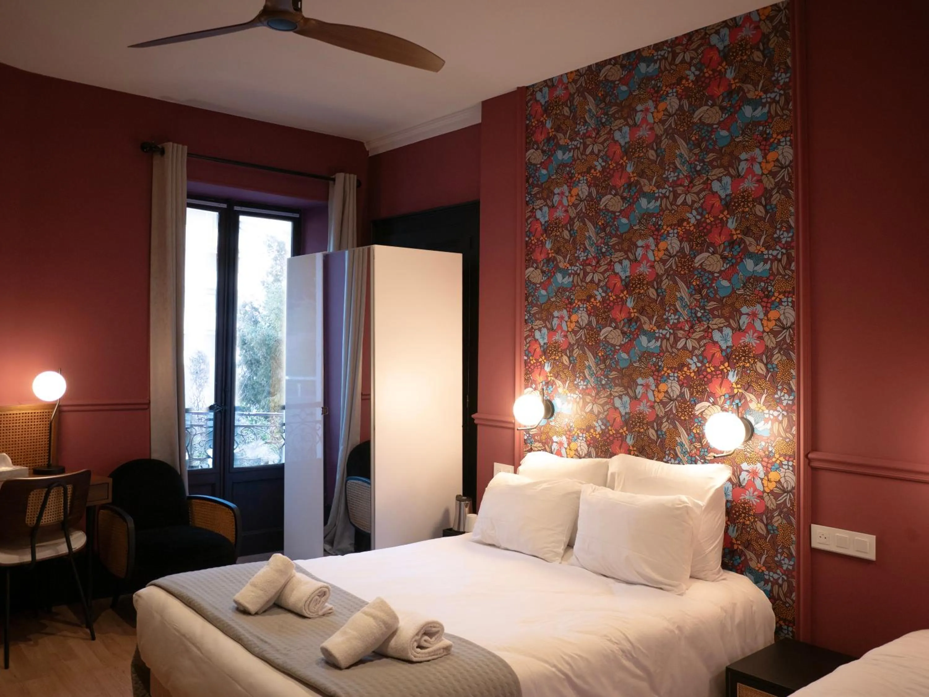 Shower, Bed in Hôtel Gallia