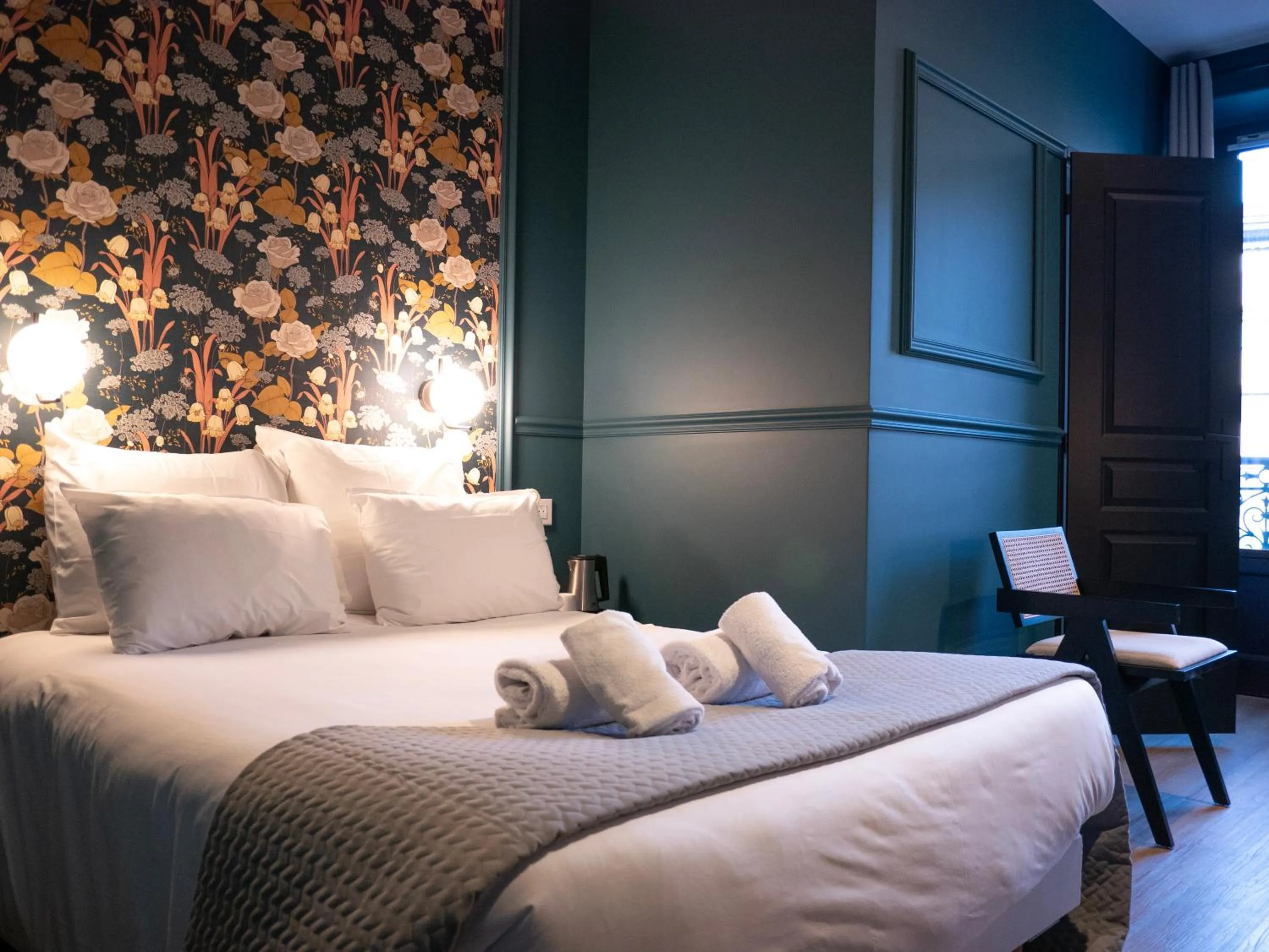 Shower, Bed in Hôtel Gallia