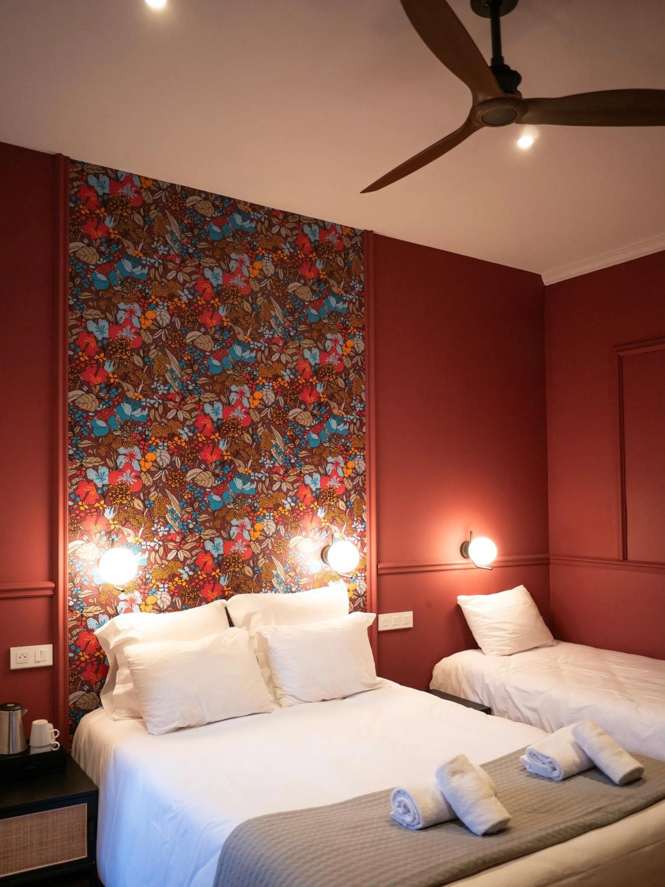 Shower, Bed in Hôtel Gallia