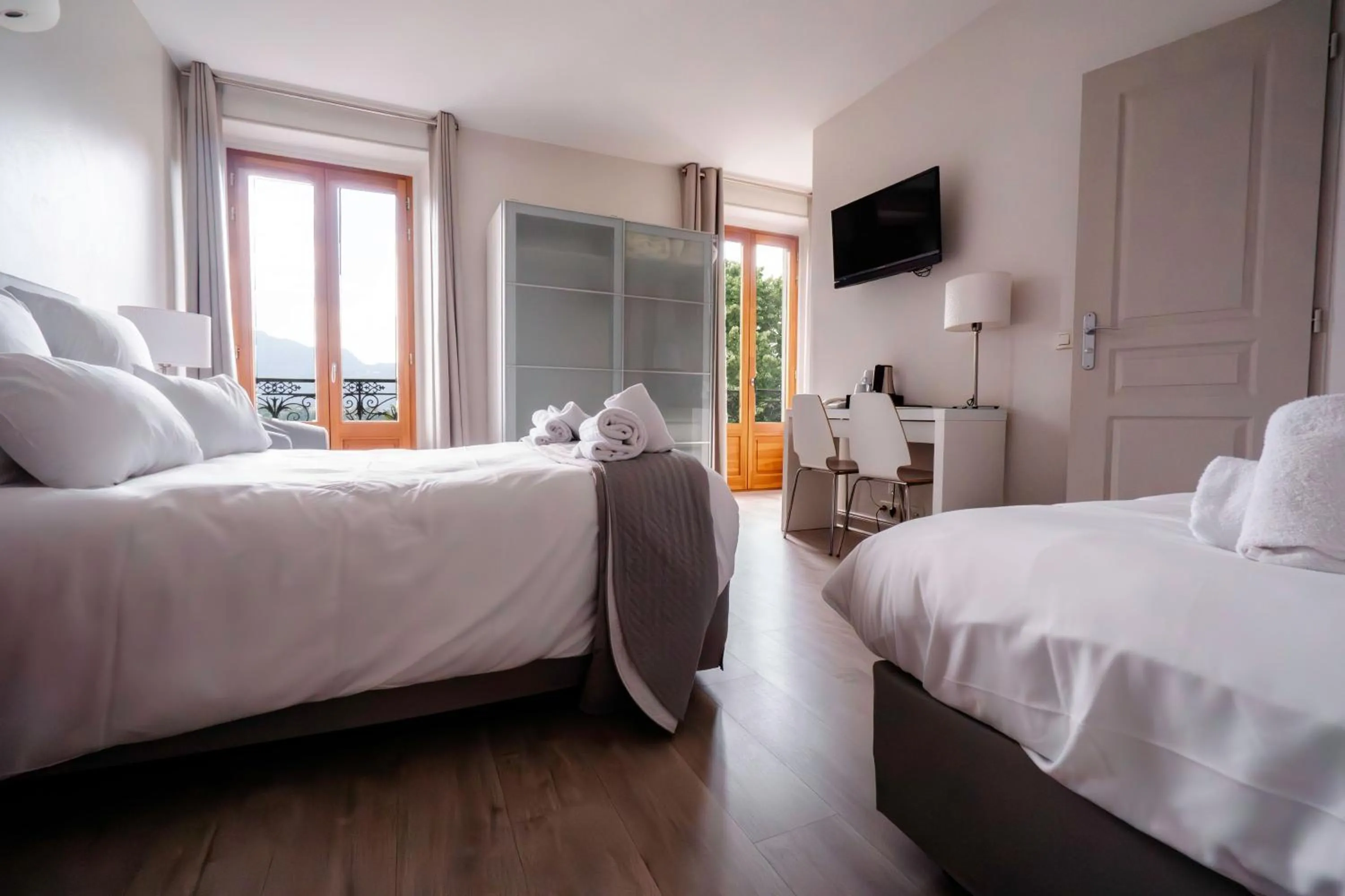 Shower, Bed in Hôtel Gallia