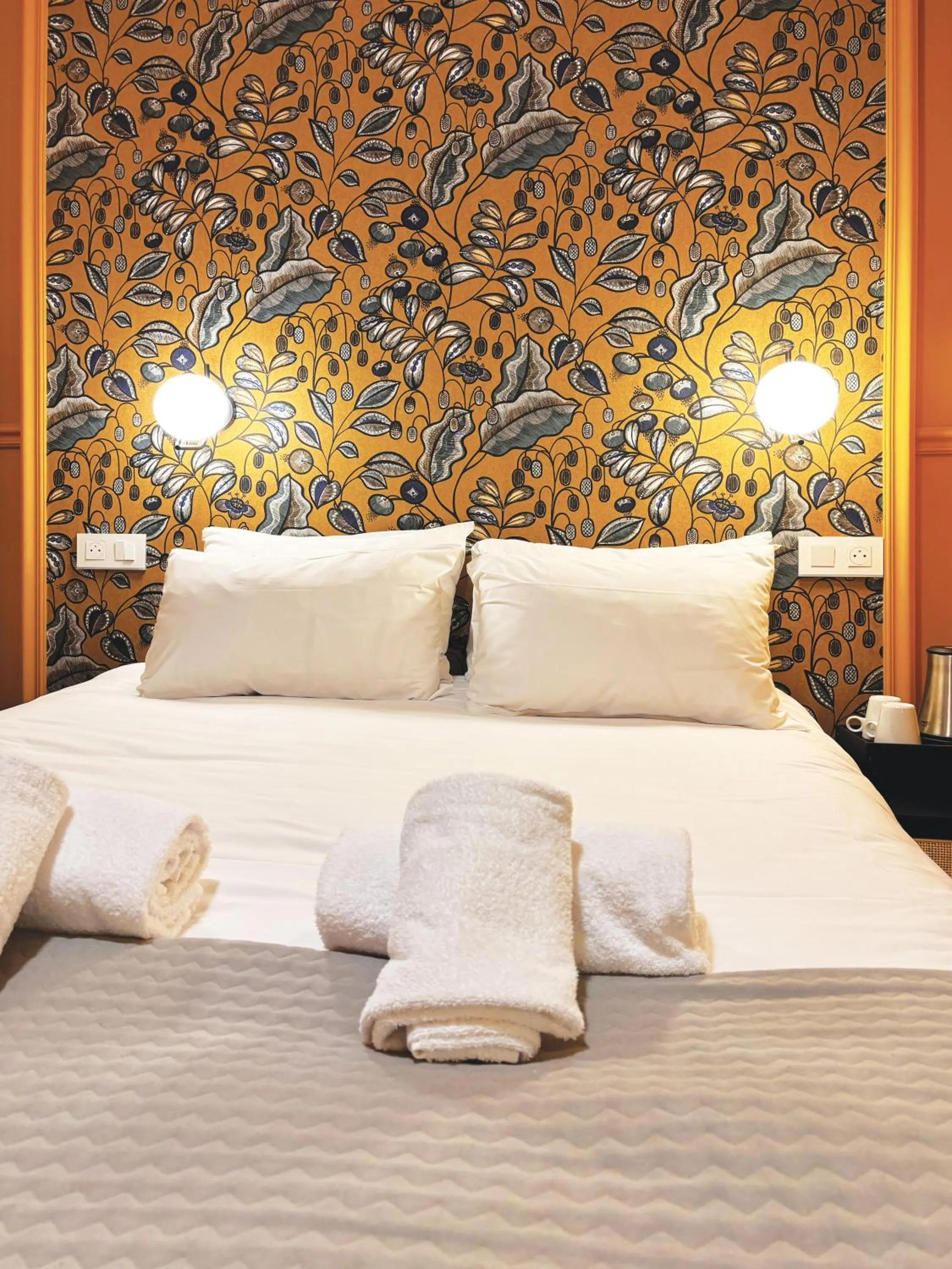 Shower, Bed in Hôtel Gallia