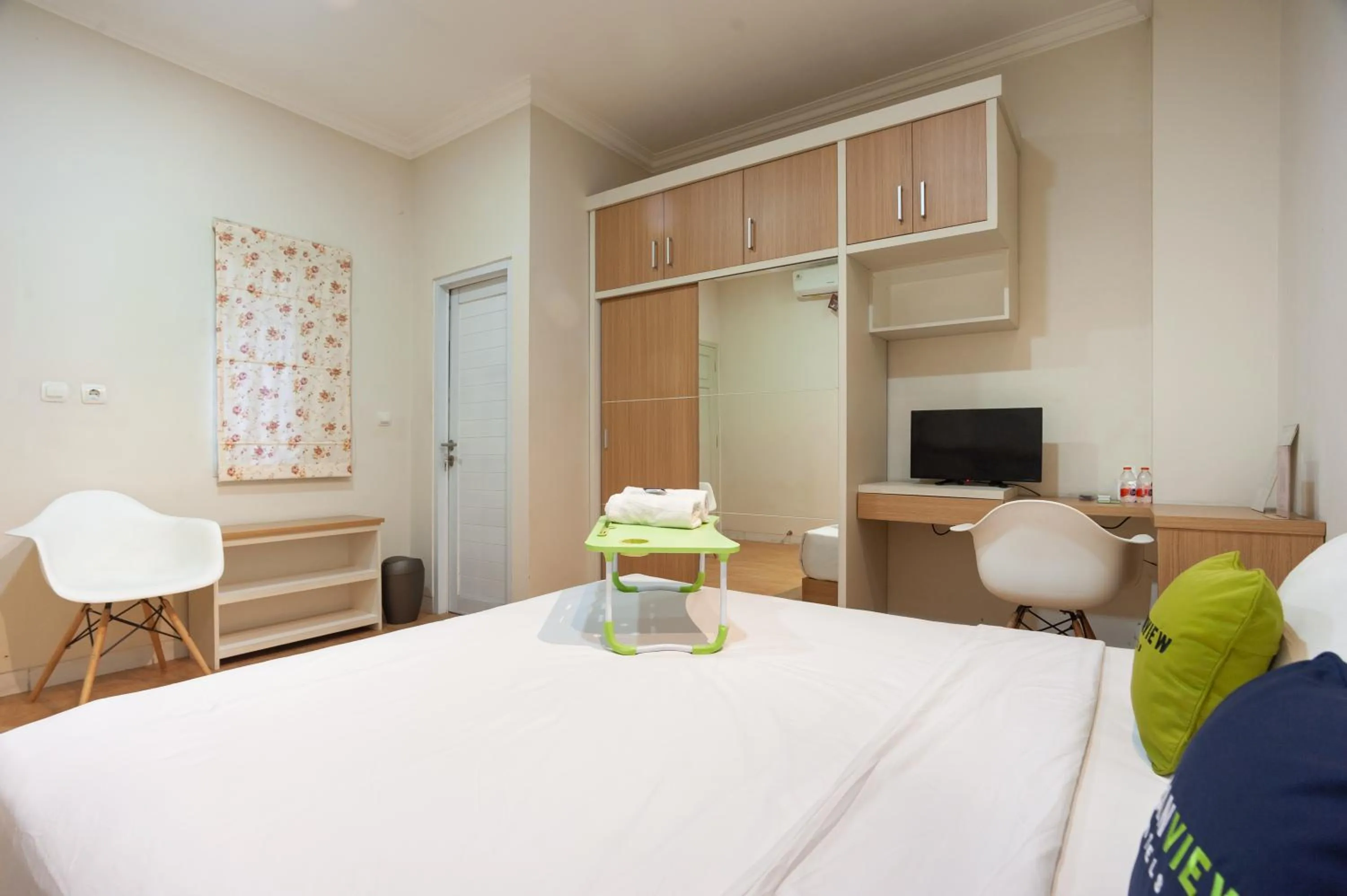 Bedroom, Bed in Urbanview Hotel Jagakarsa by RedDoorz