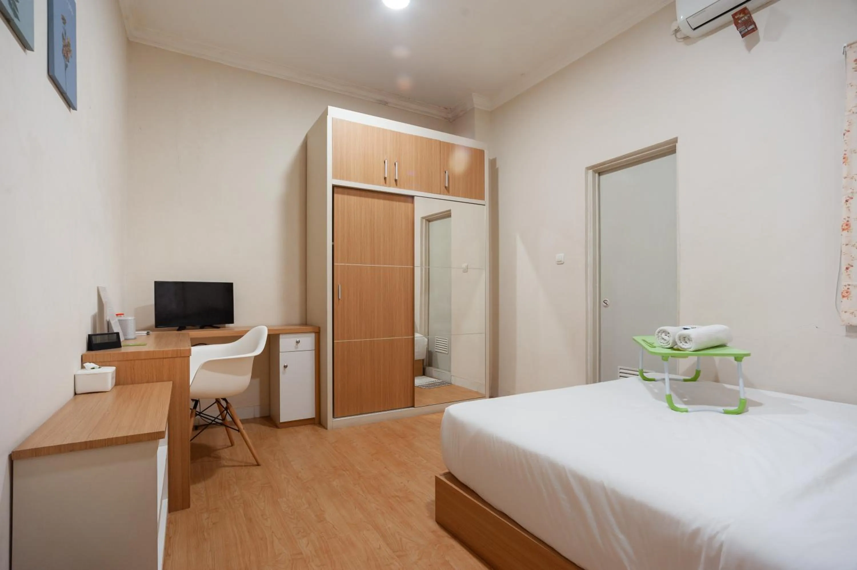 Bedroom, Bed in Urbanview Hotel Jagakarsa by RedDoorz