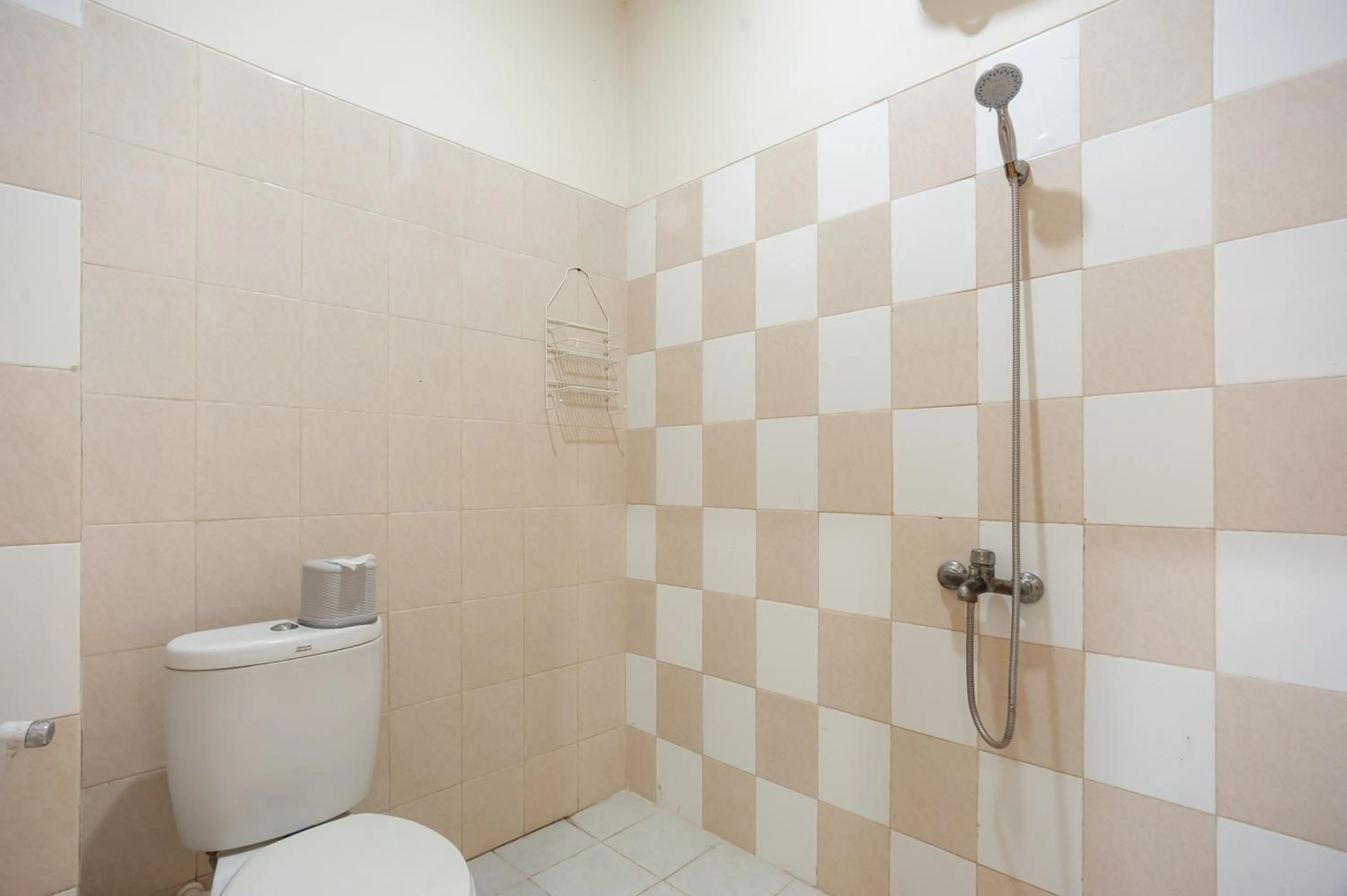 Bathroom in Urbanview Hotel Jagakarsa by RedDoorz