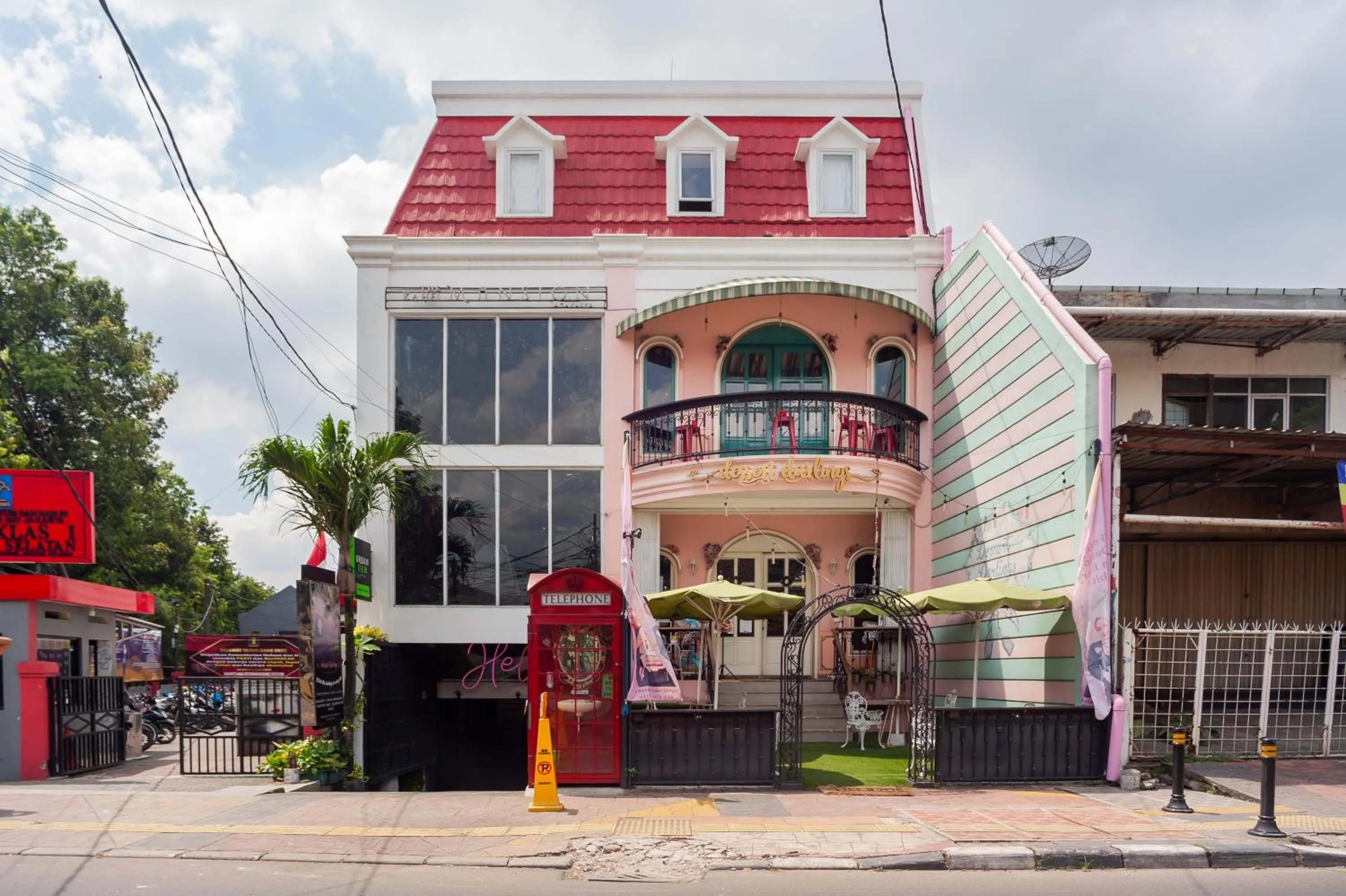 Property building in Urbanview Hotel Jagakarsa by RedDoorz