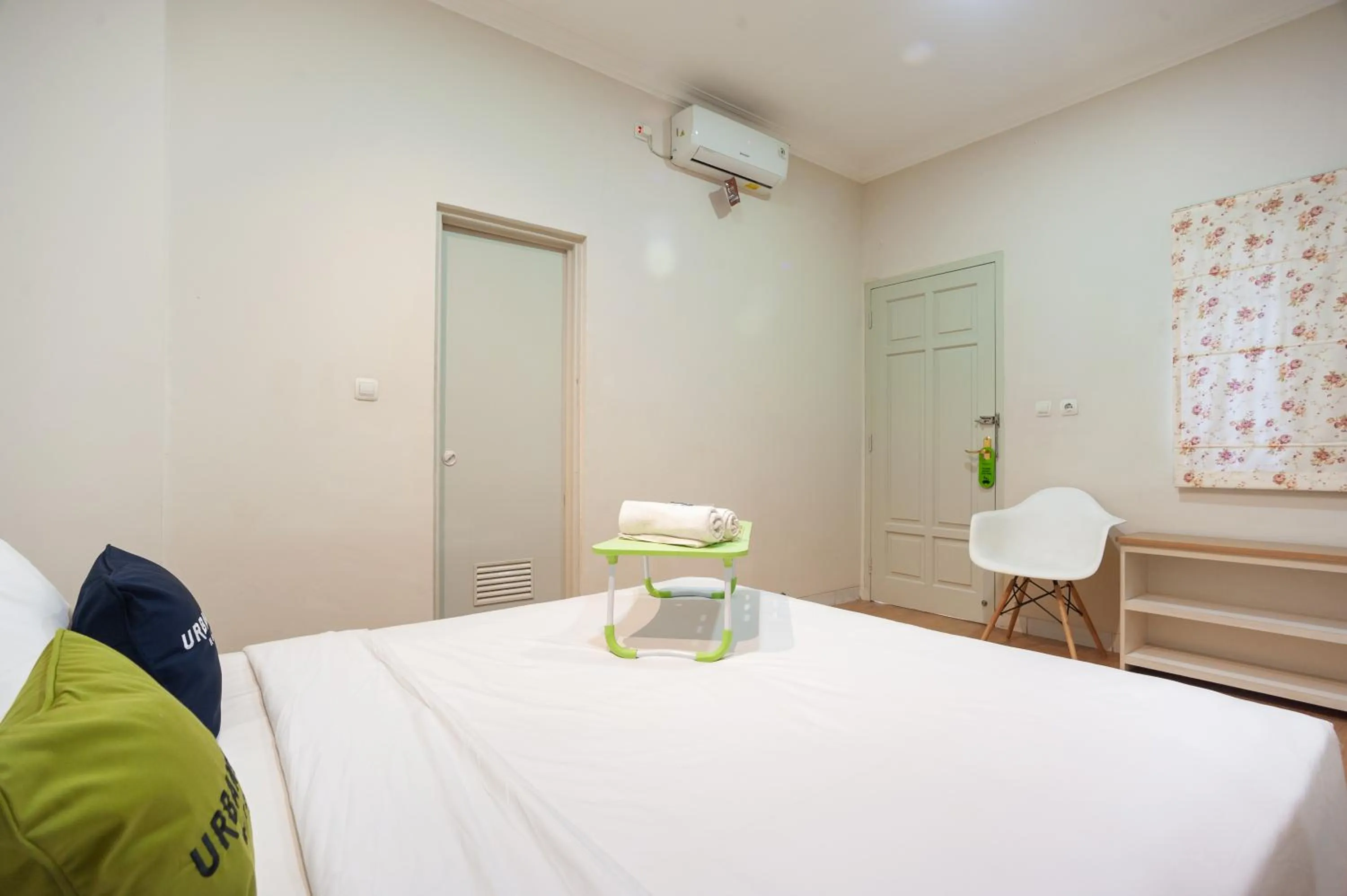 Bedroom, Bed in Urbanview Hotel Jagakarsa by RedDoorz