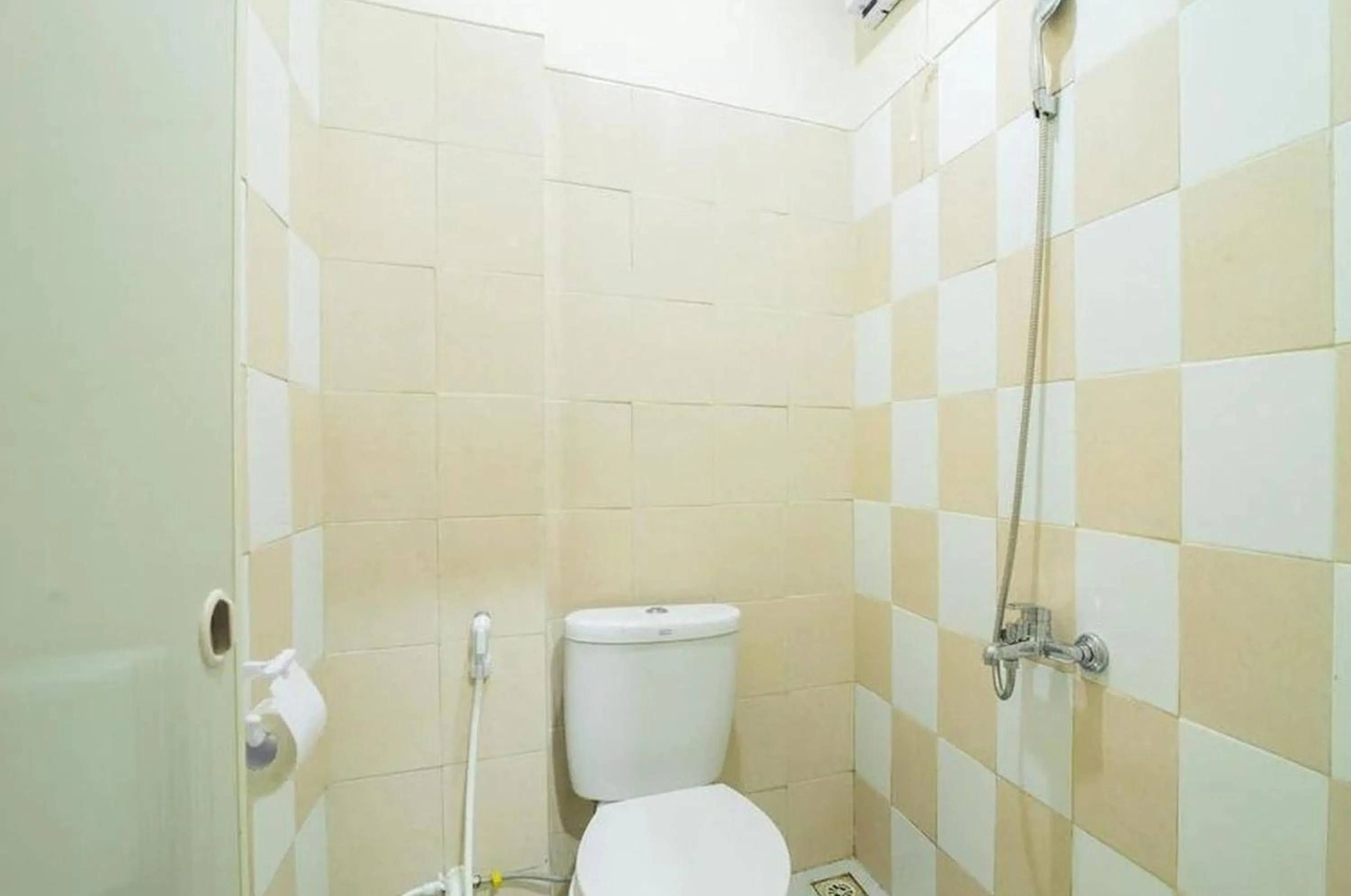 Bathroom in Urbanview Hotel Jagakarsa by RedDoorz