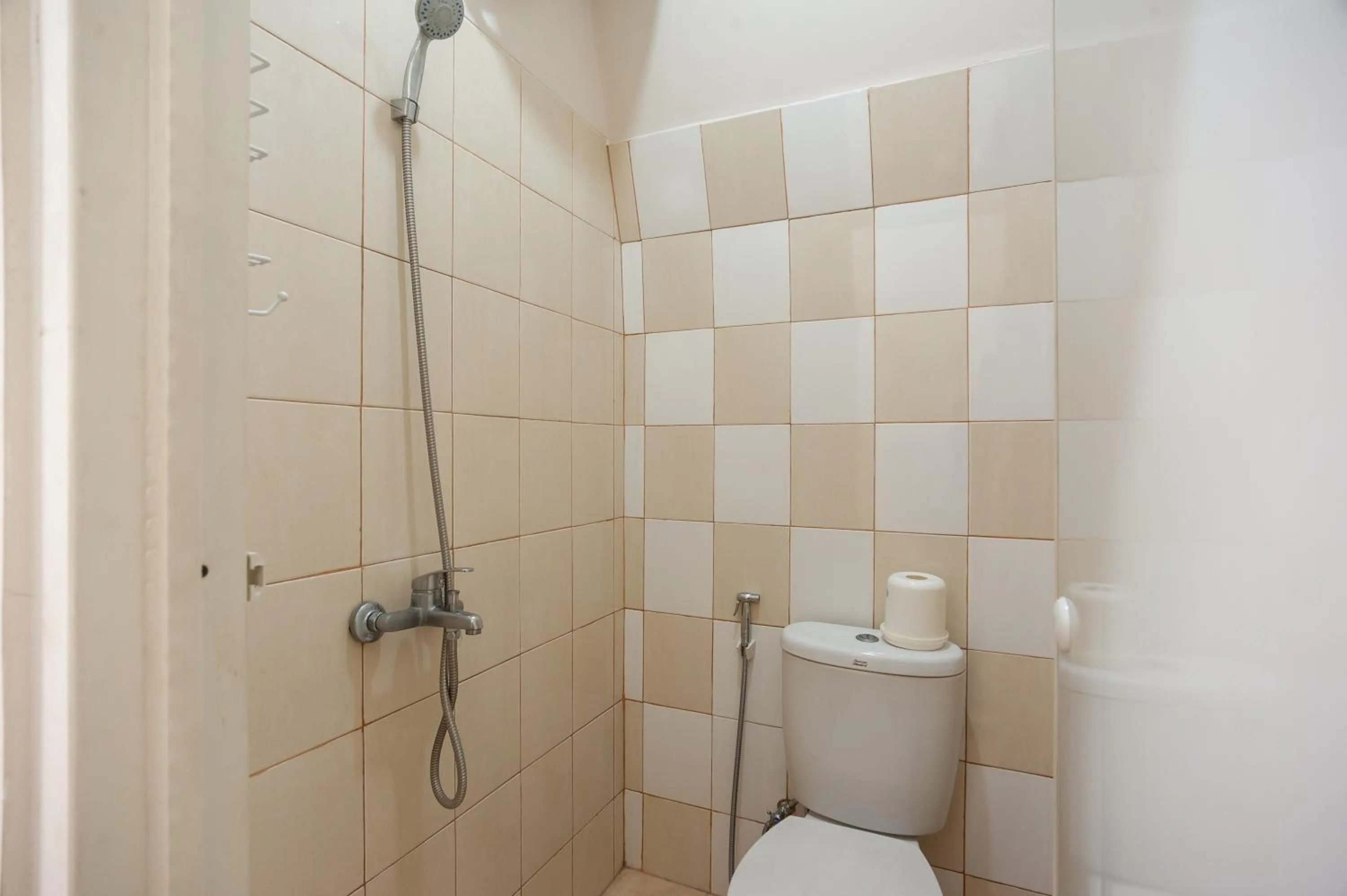 Bathroom in Urbanview Hotel Jagakarsa by RedDoorz