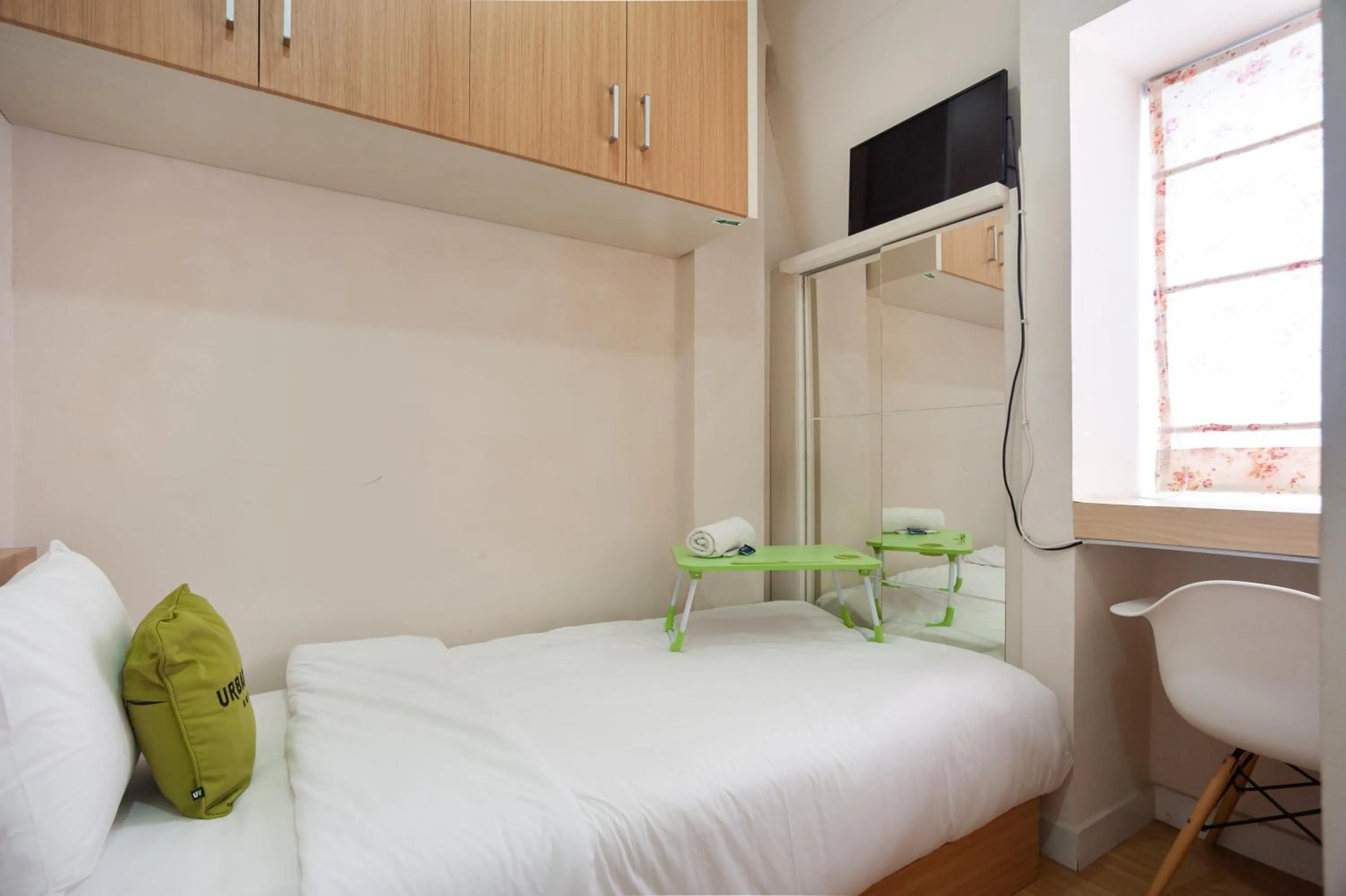 Bedroom, Bed in Urbanview Hotel Jagakarsa by RedDoorz