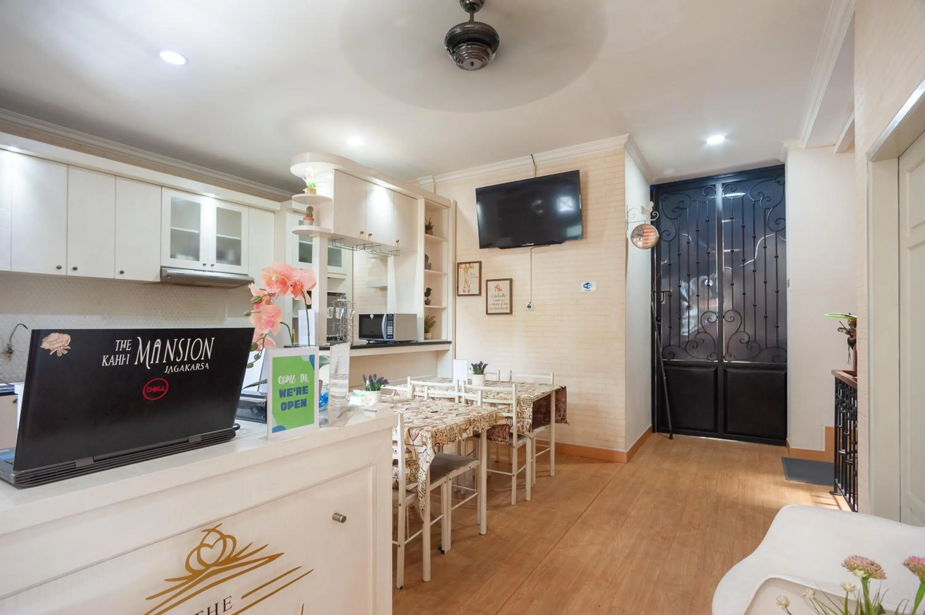 Seating area in Urbanview Hotel Jagakarsa by RedDoorz