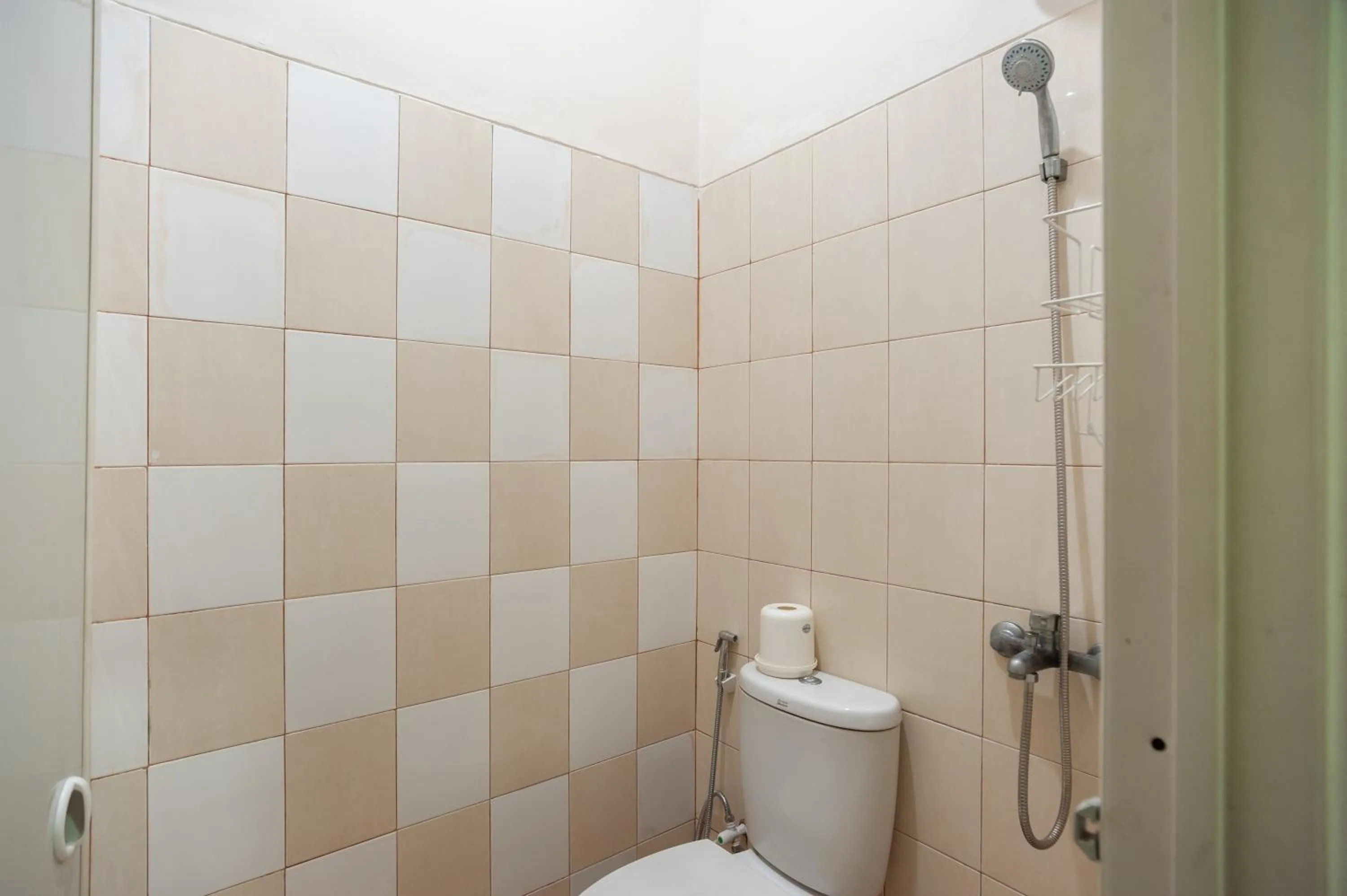 Bathroom in Urbanview Hotel Jagakarsa by RedDoorz