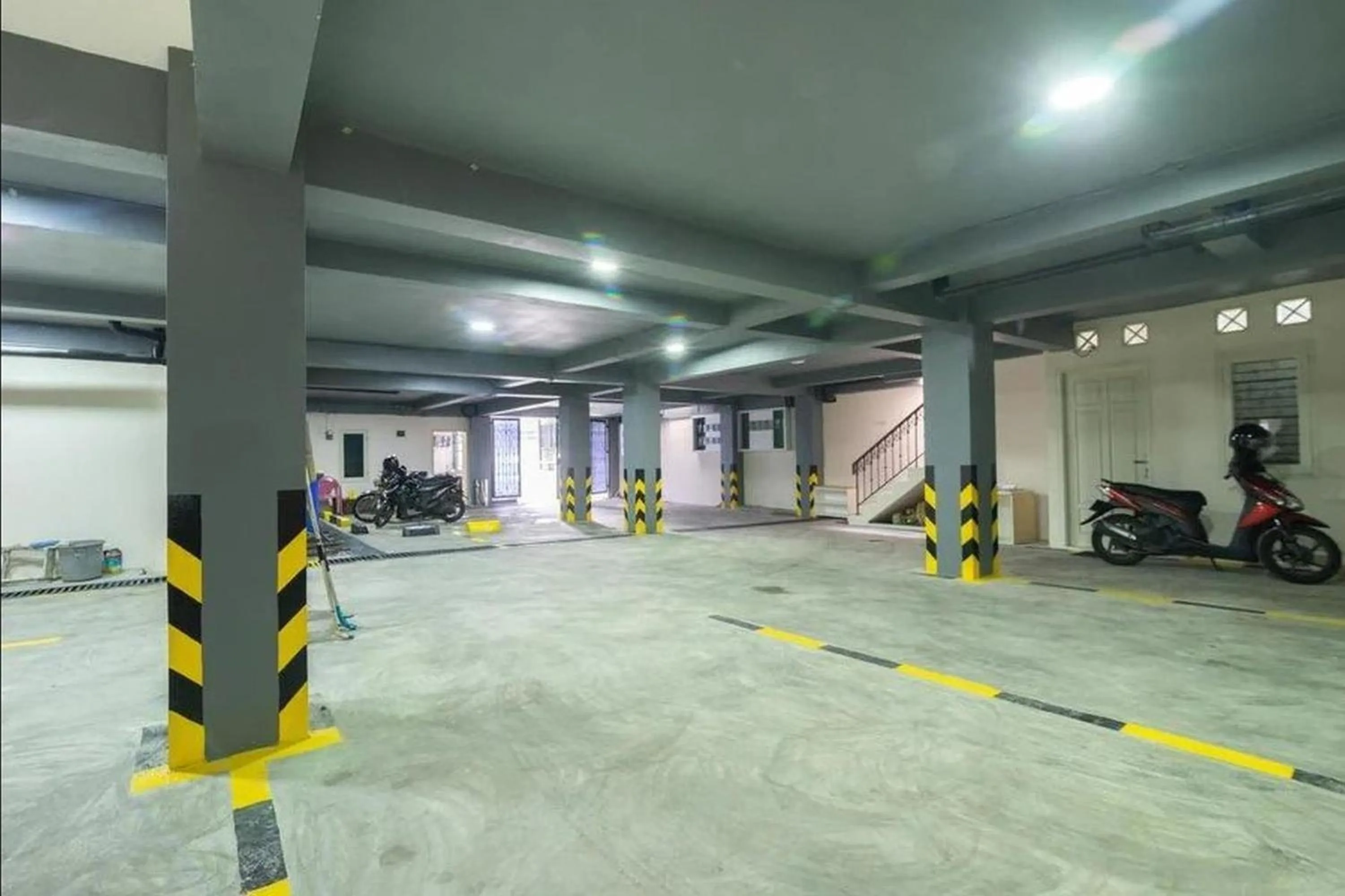 Parking in Urbanview Hotel Jagakarsa by RedDoorz