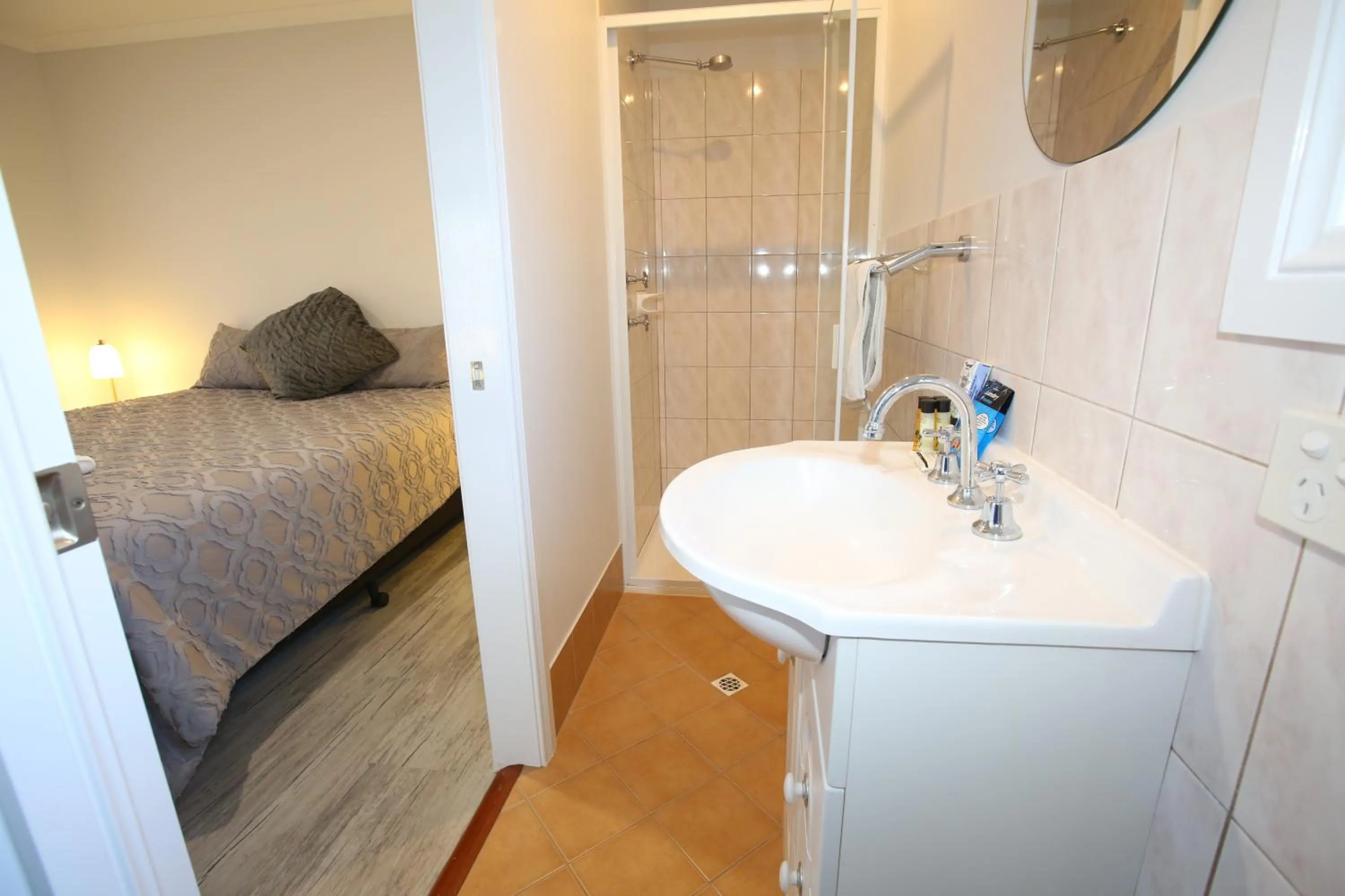 Shower, Bed in Port Lincoln Villas