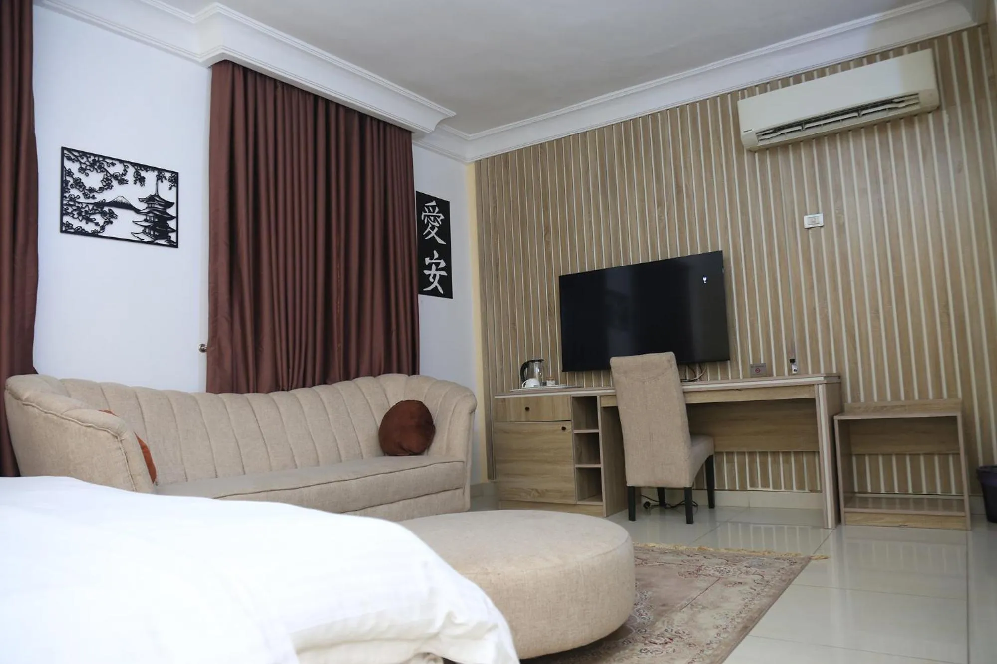 Photo of the whole room, Bed in House 24