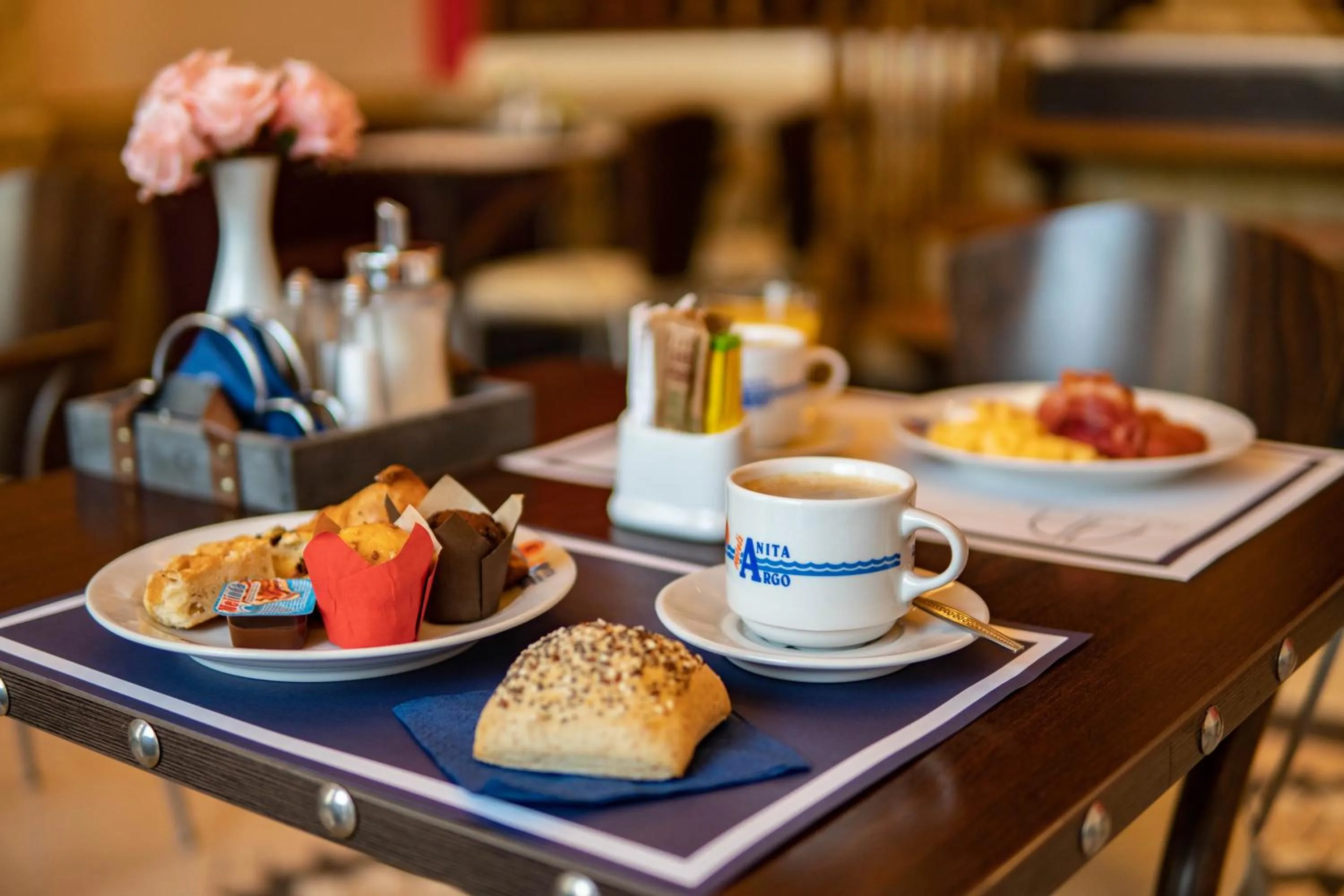 Restaurant/places to eat in Anita Hotel