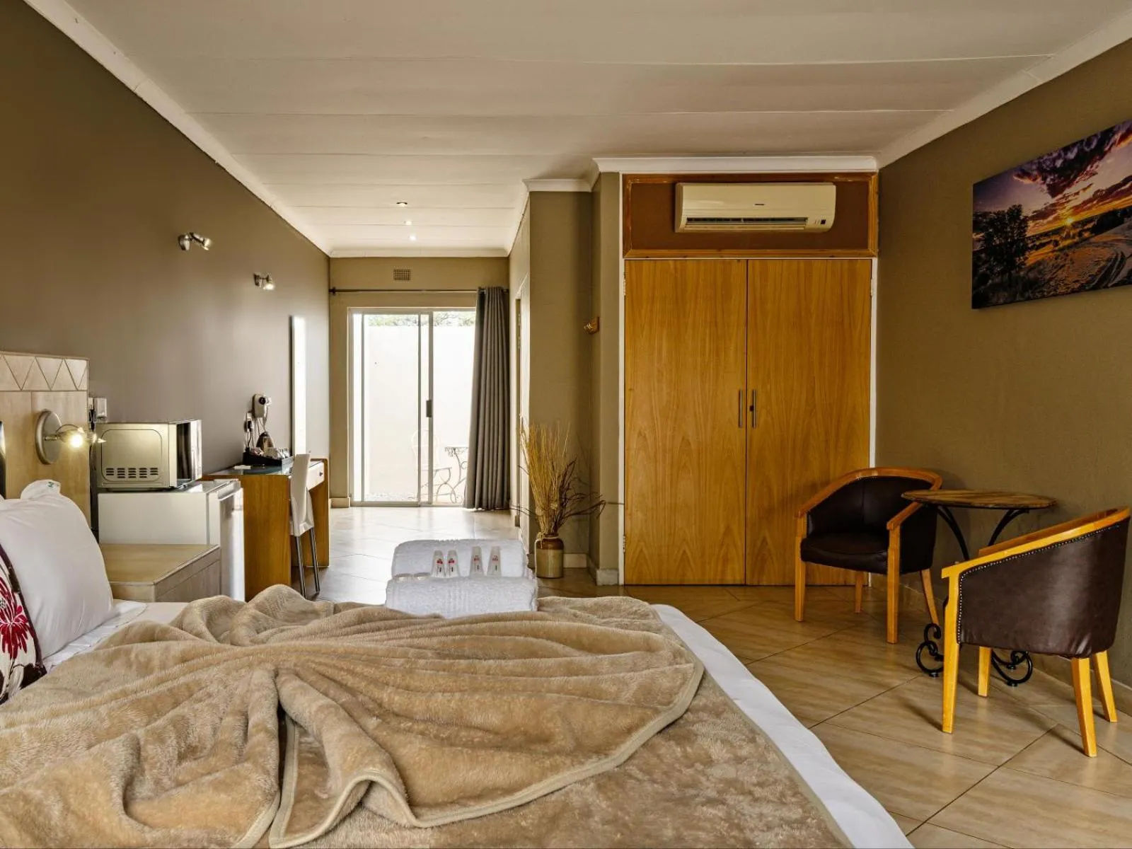 Photo of the whole room, Bed in Kuruman Lodge