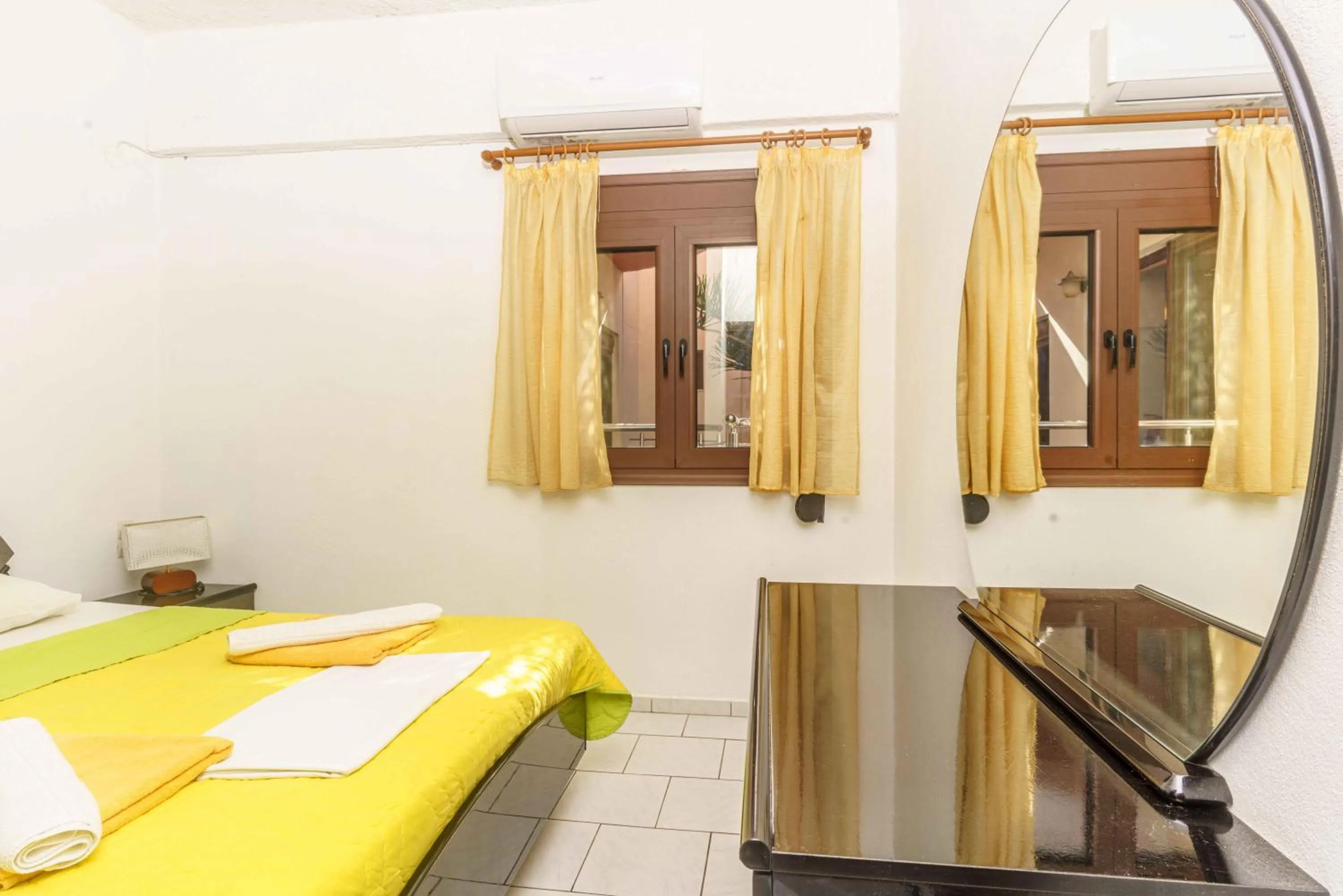 Bedroom, Bed in Alexander Beach Hotel