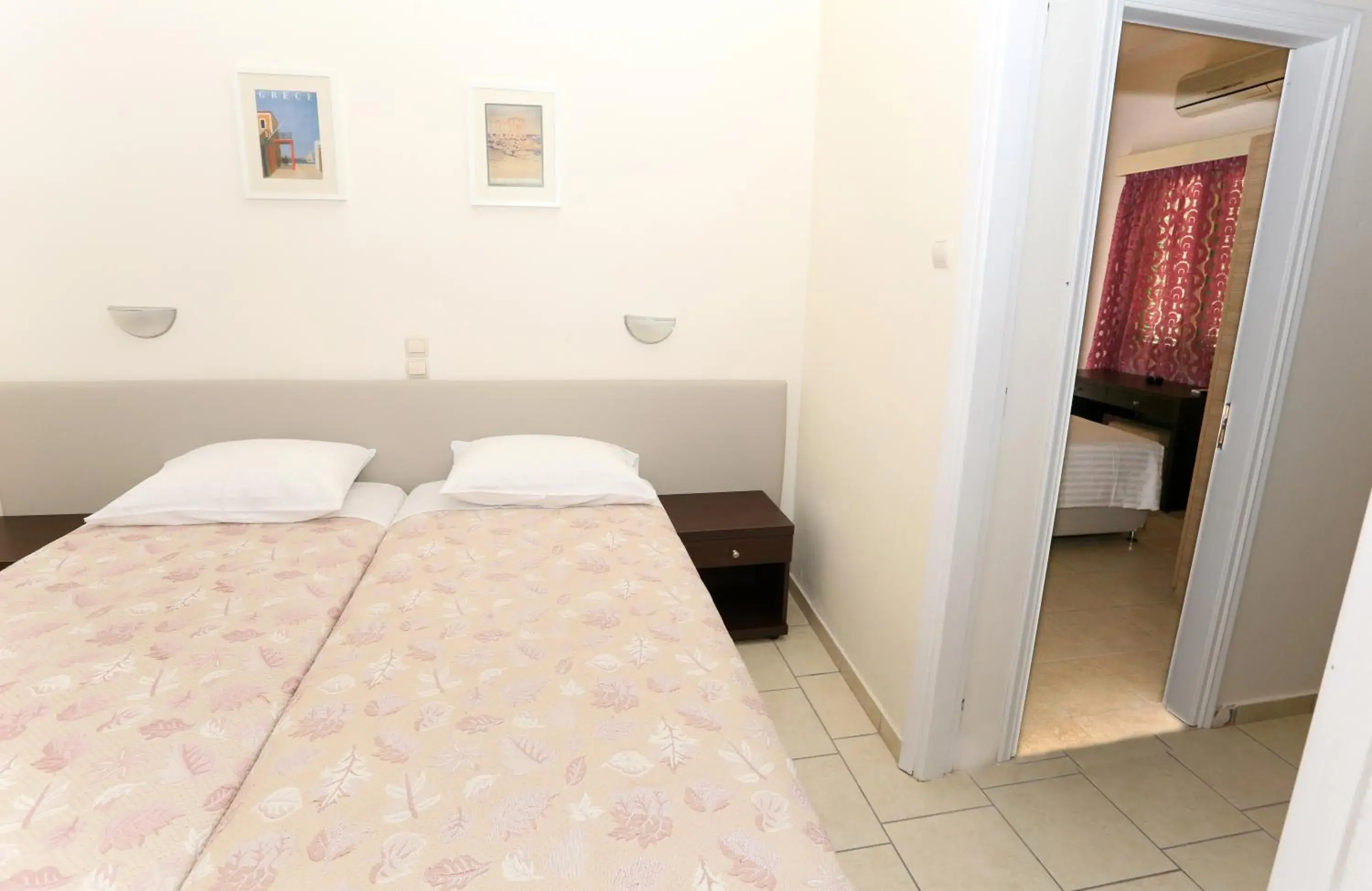 Family Two-Bedroom Suite in Hotel Karyatides Family Two-Bedroom Suite in Hotel Karyatides