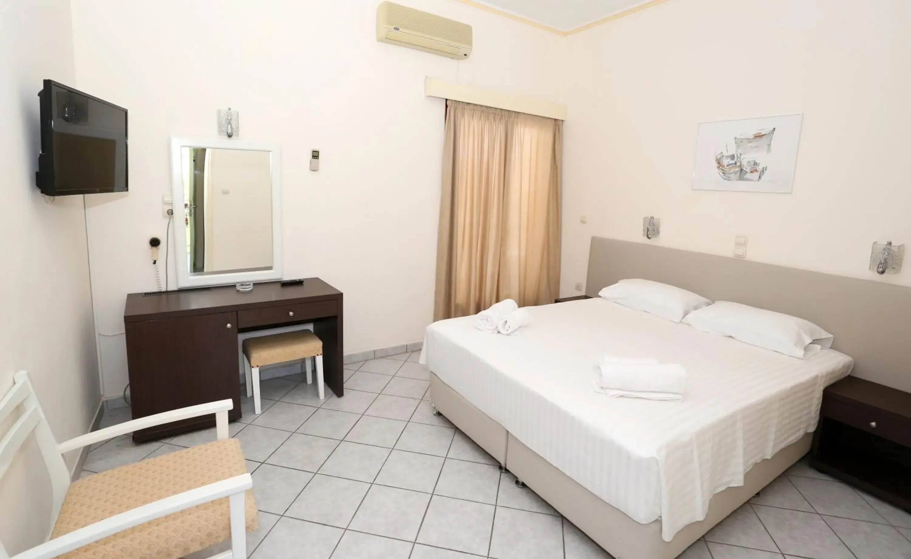 Twin/Double Room in Hotel Karyatides Twin/Double Room in Hotel Karyatides