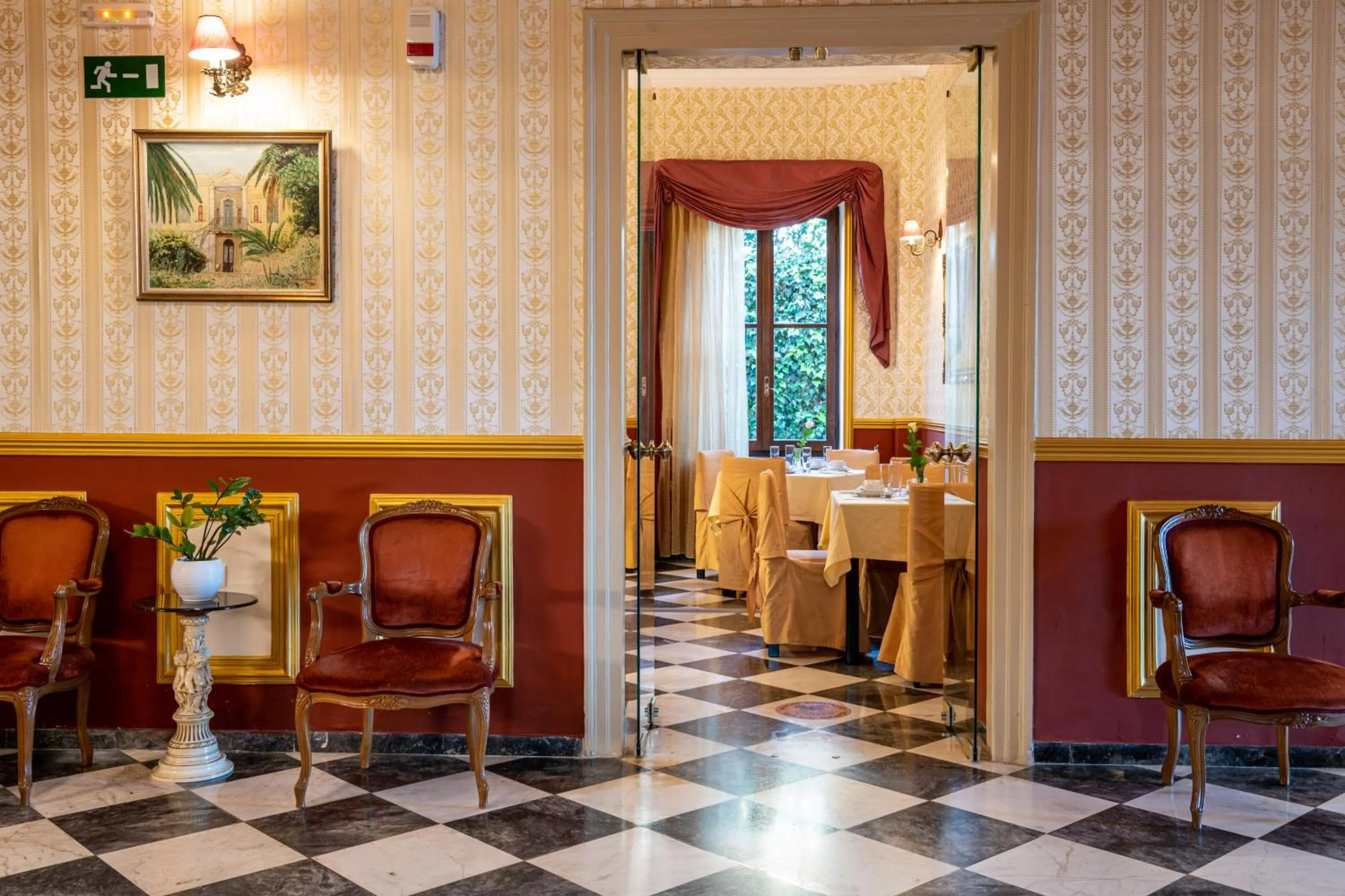 Restaurant/places to eat in Halepa Hotel