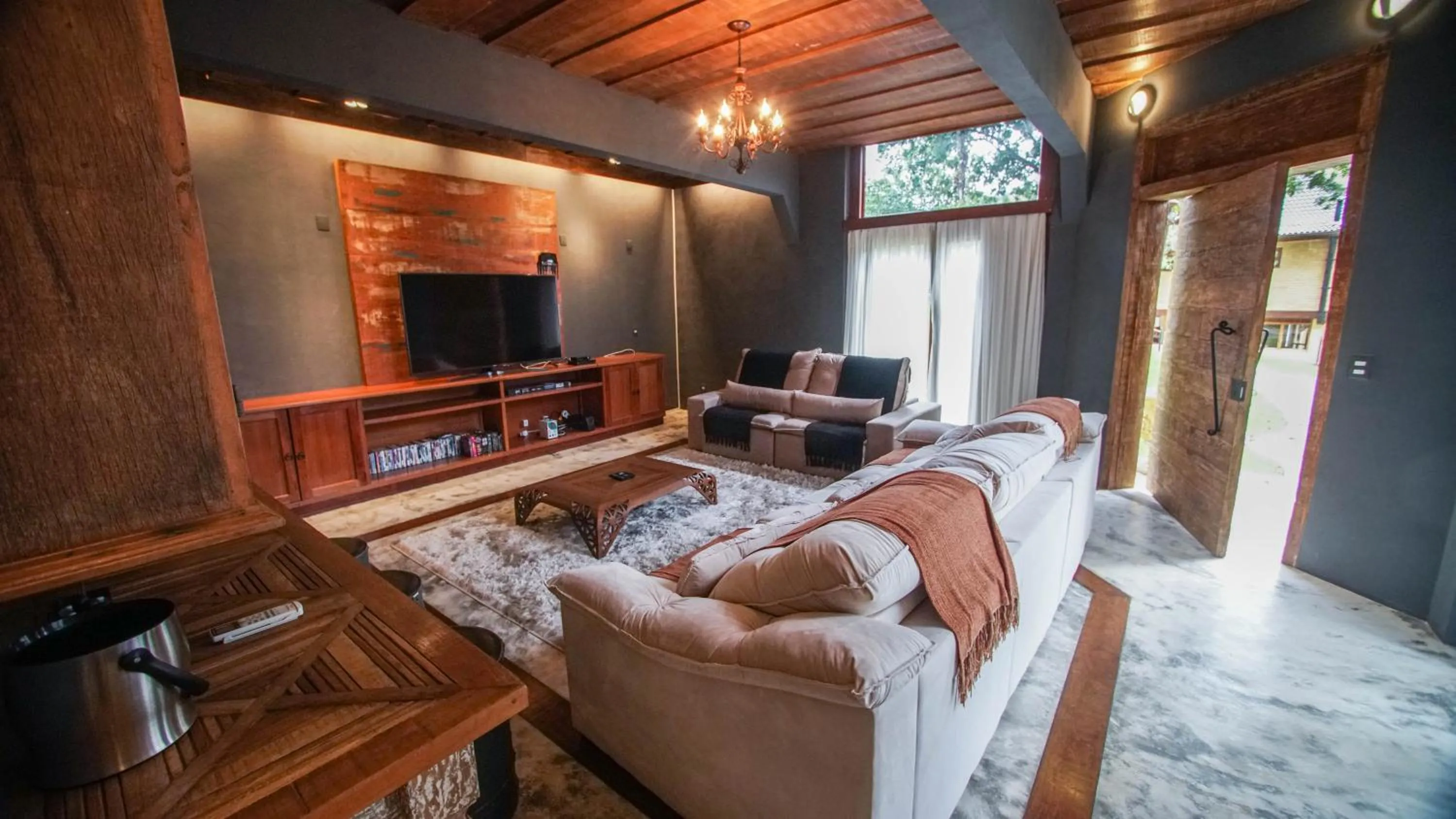 Communal lounge/ TV room in Pousada Terra Crua