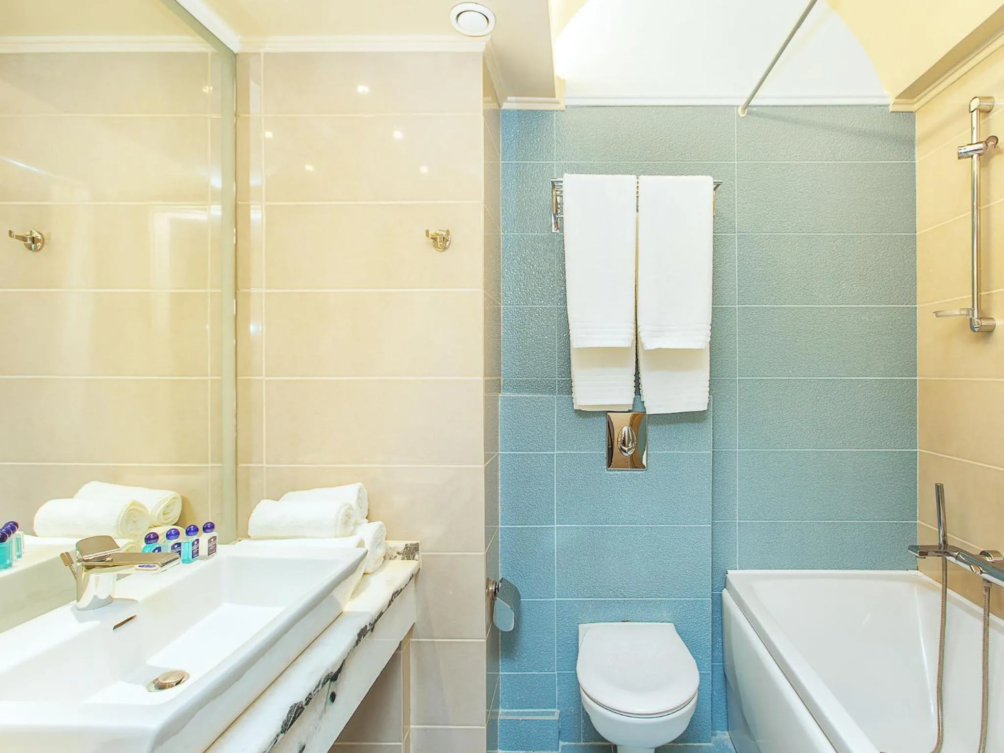 Bathroom in Hotel Europa Olympia