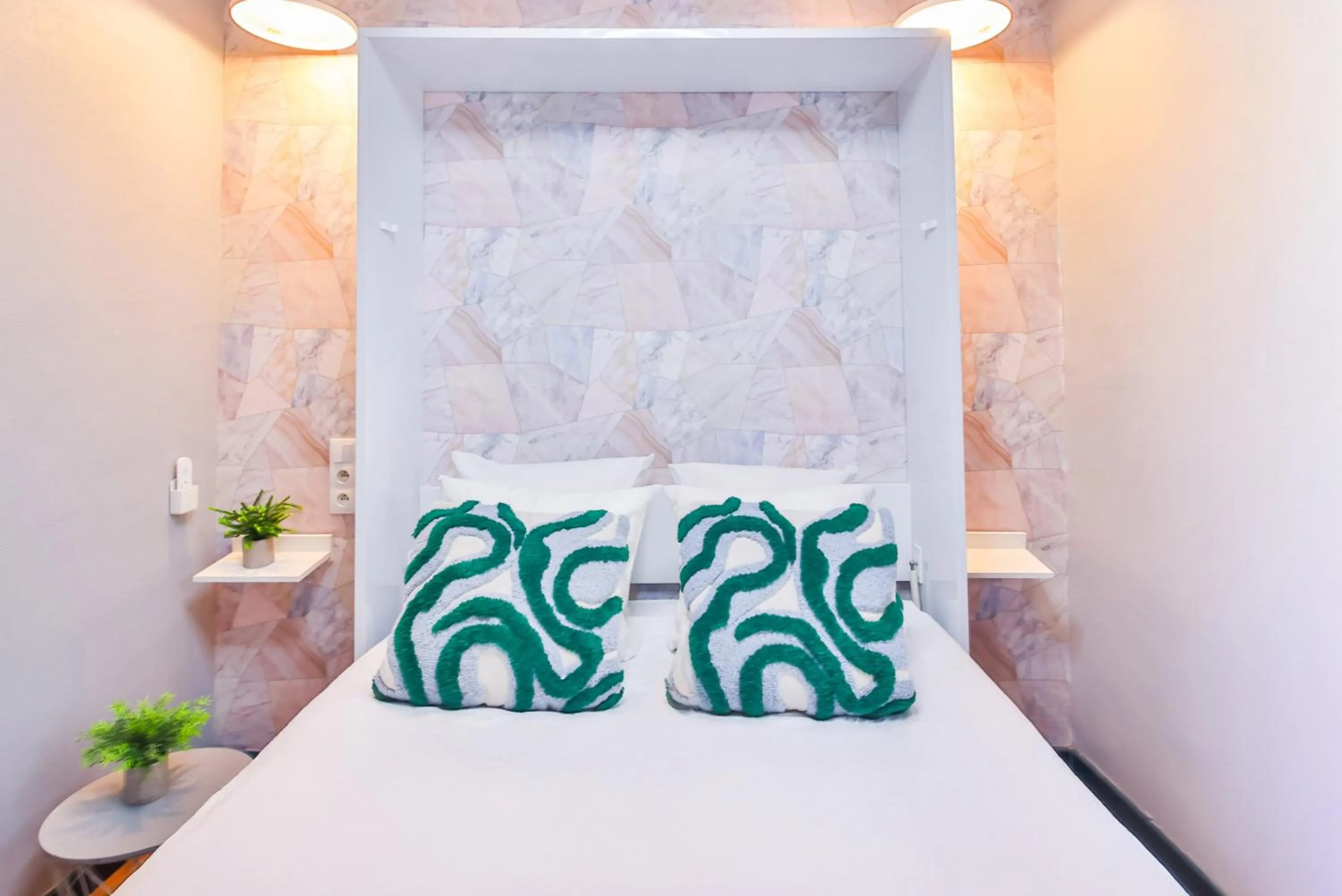 Photo of the whole room, Bed in WS Hôtel de Ville - Beaubourg