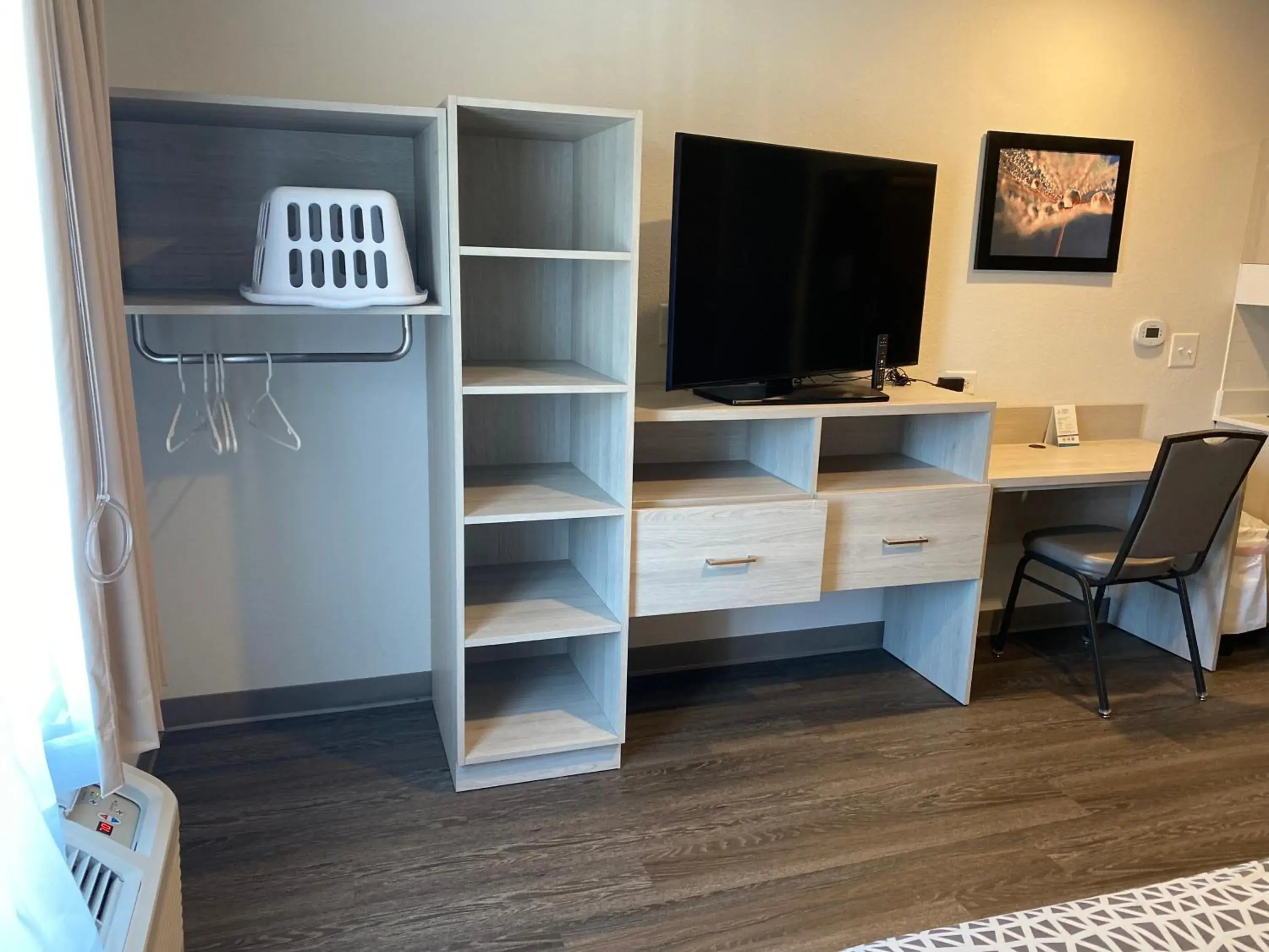 QUEEN SUITE W DISHWASHER (DISHES/COOKWARE INCLUDED) ACCESSIBLE ROLL IN SHOWER in WoodSpring Suites Hermitage - Nashville Airport QUEEN SUITE W DISHWASHER (DISHES/COOKWARE INCLUDED) ACCESSIBLE ROLL IN SHOWER in WoodSpring Suites Hermitage - Nashville Airport