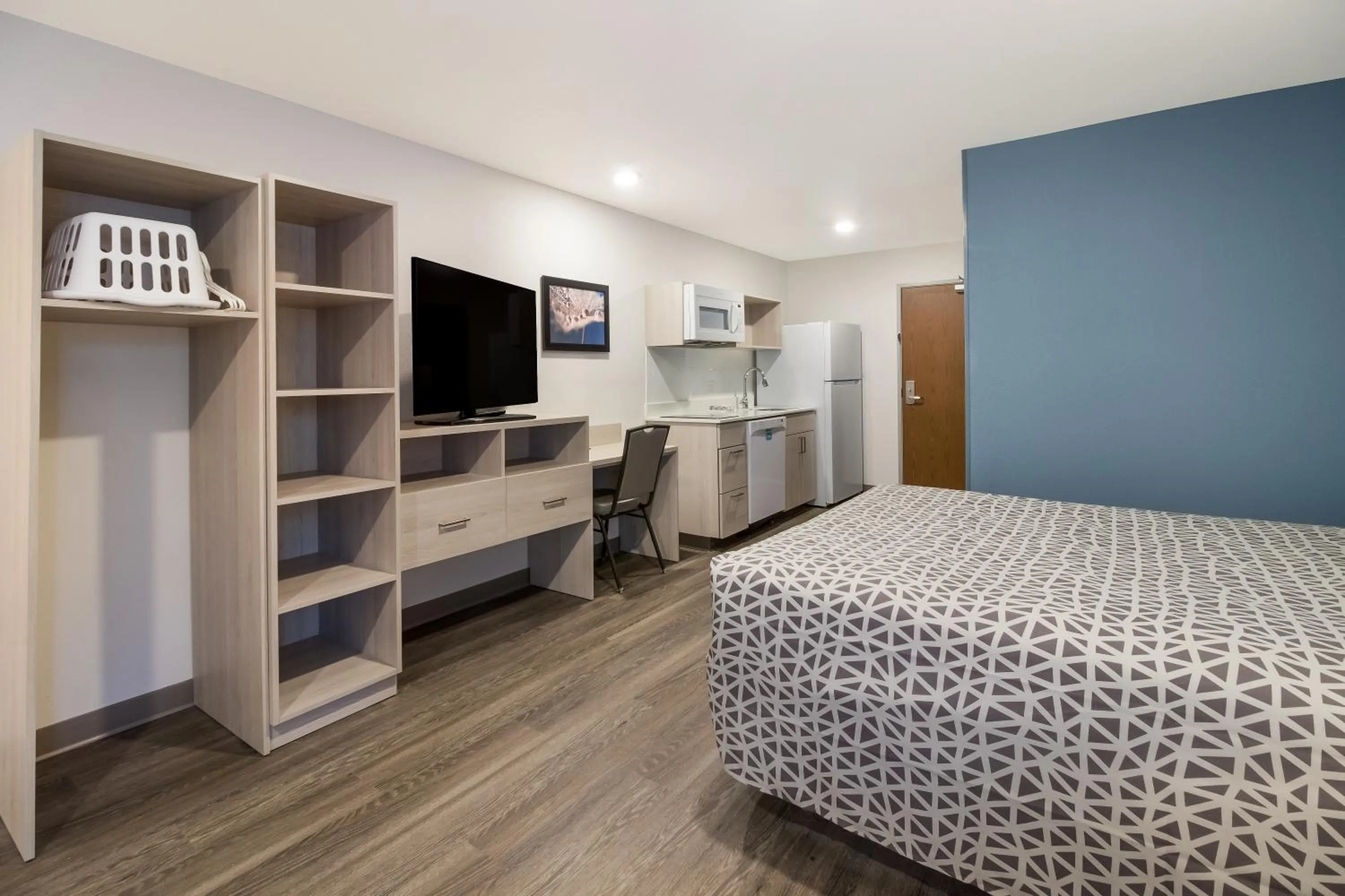 TV and multimedia, Bed in WoodSpring Suites Hermitage - Nashville Airport
