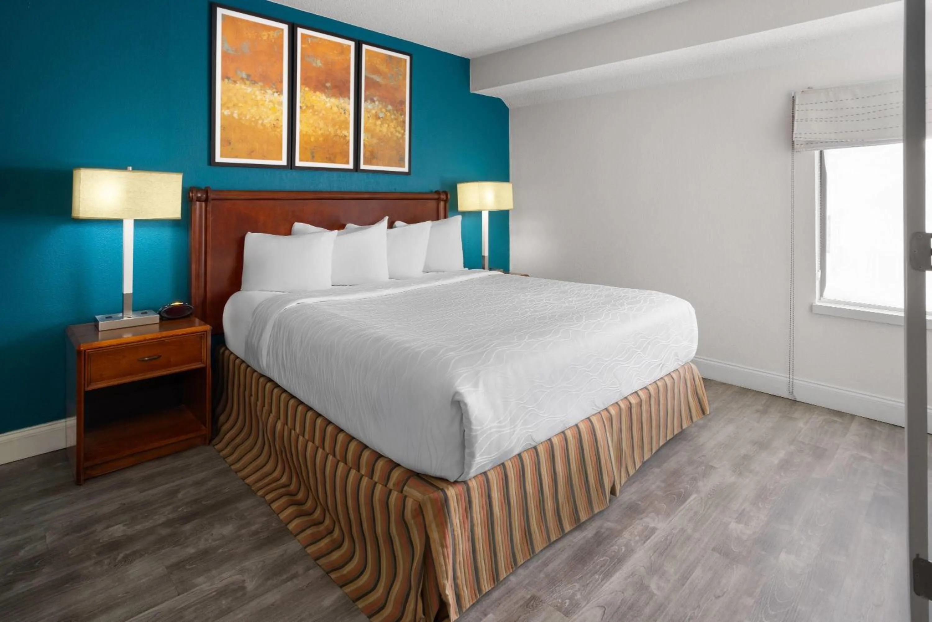 Photo of the whole room, Bed in Tysons Corner Suites, A Baymont by Wyndham