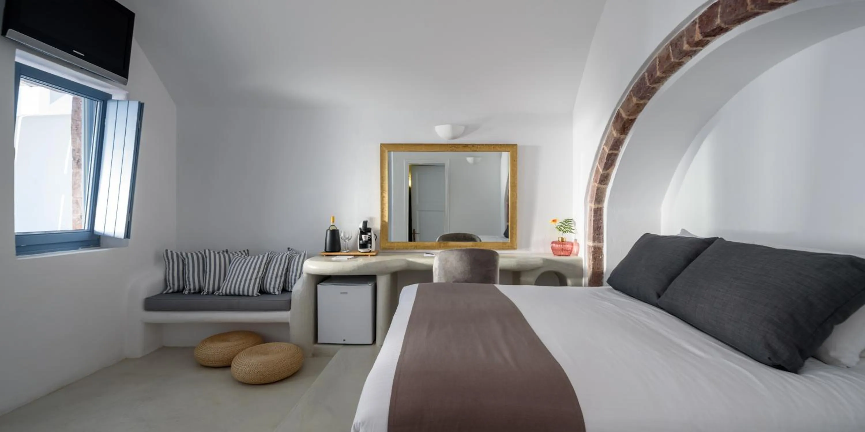 Photo of the whole room, Bed in Pegasus Suites & Spa