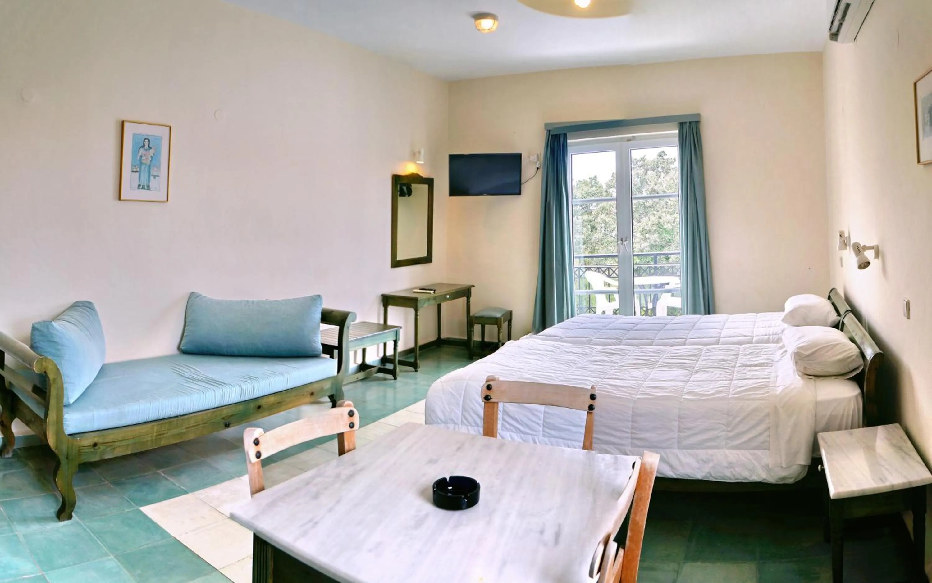 Photo of the whole room, Bed in Panselinos Hotel