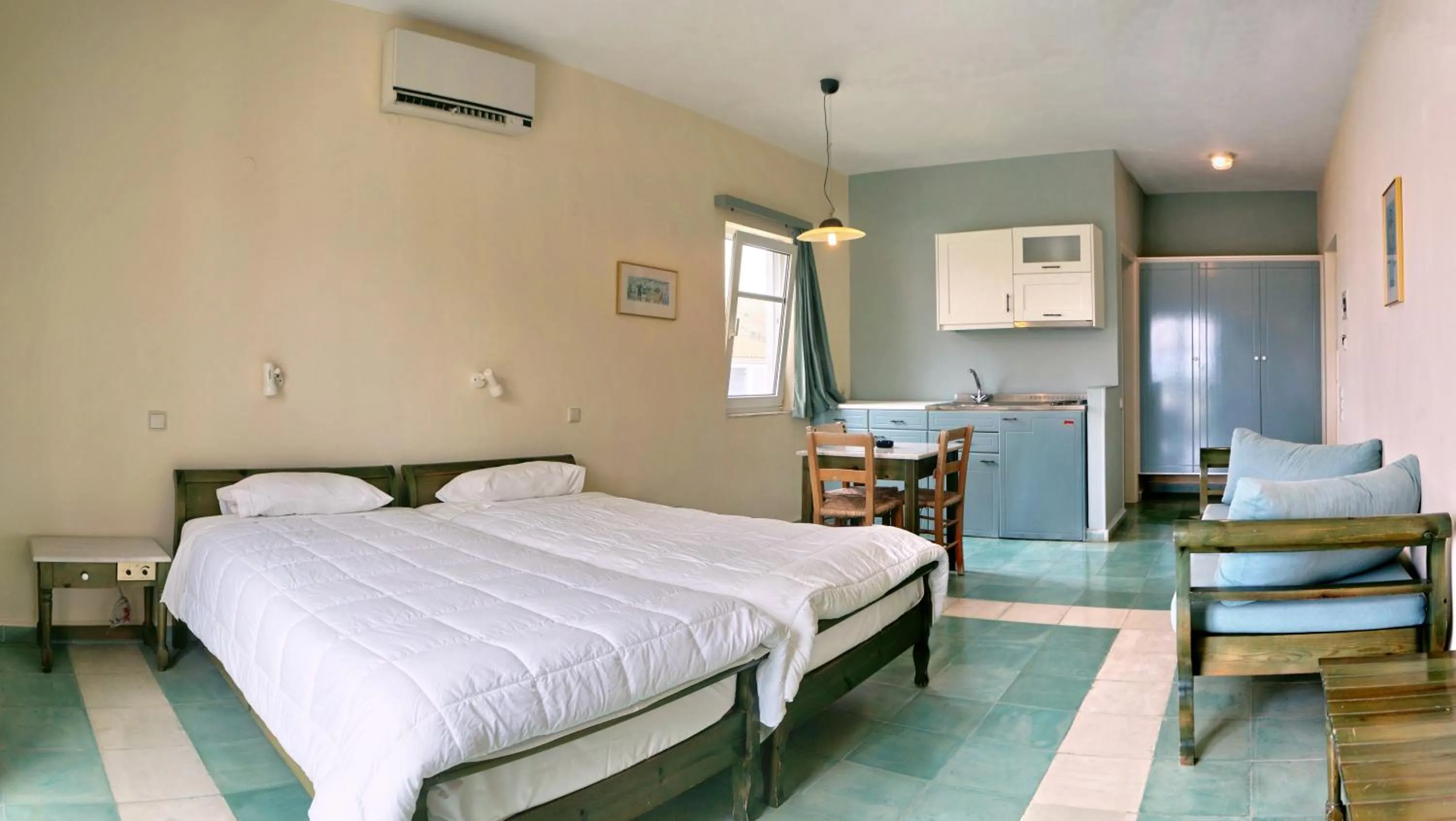 Photo of the whole room, Bed in Panselinos Hotel