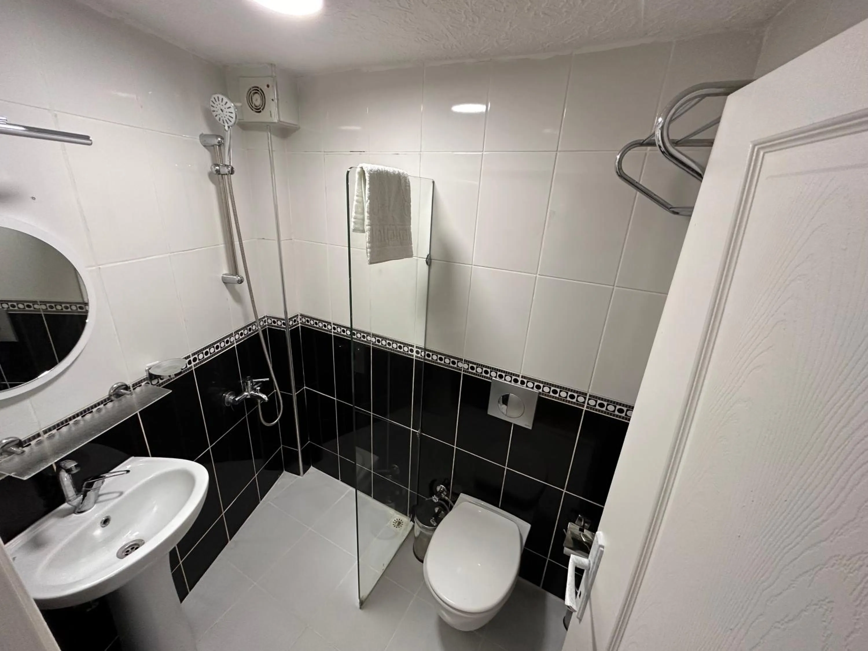 Shower in Asparagus HOTEL & SUITES OLD CITY