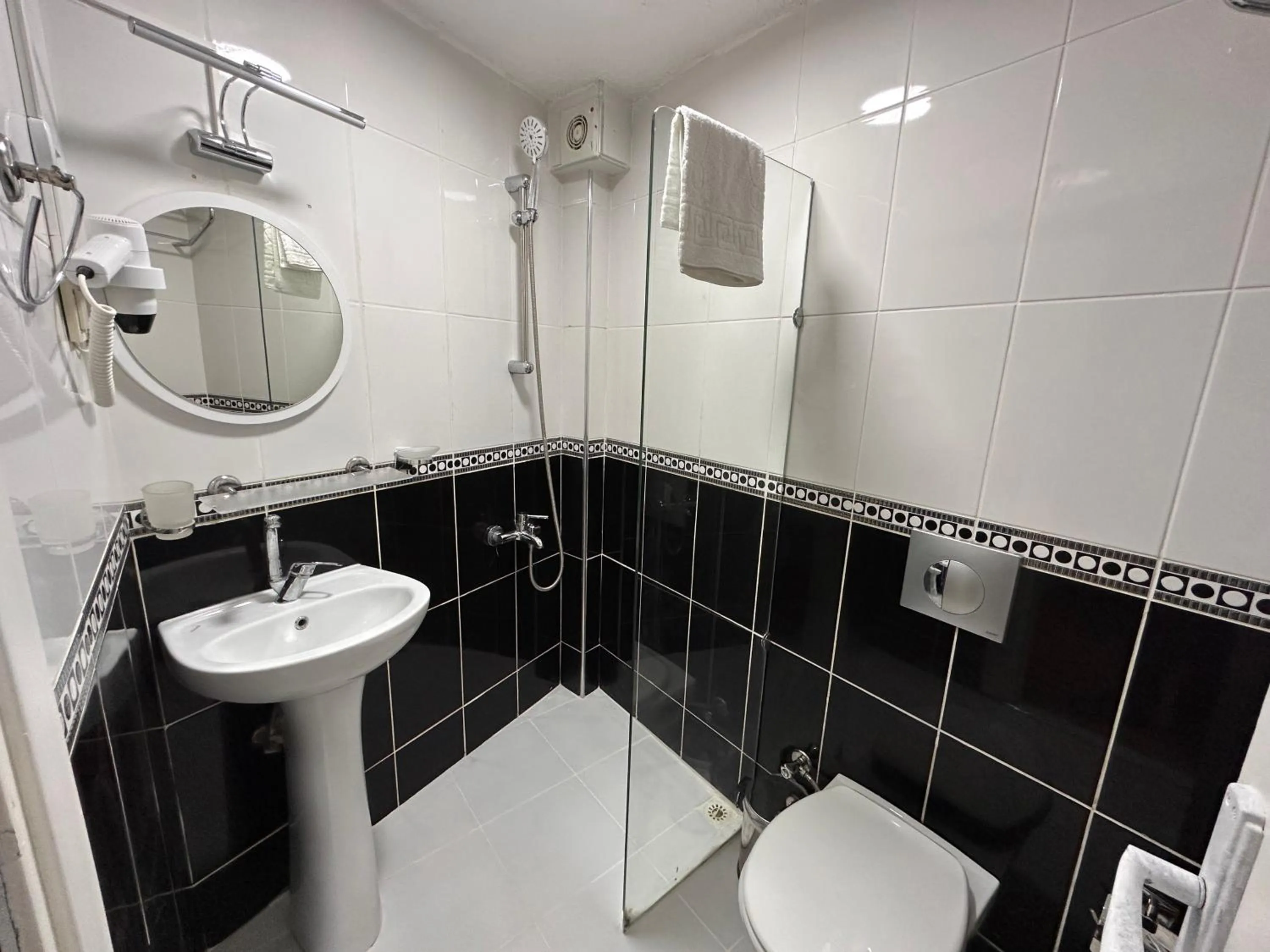 Shower in Asparagus HOTEL & SUITES OLD CITY