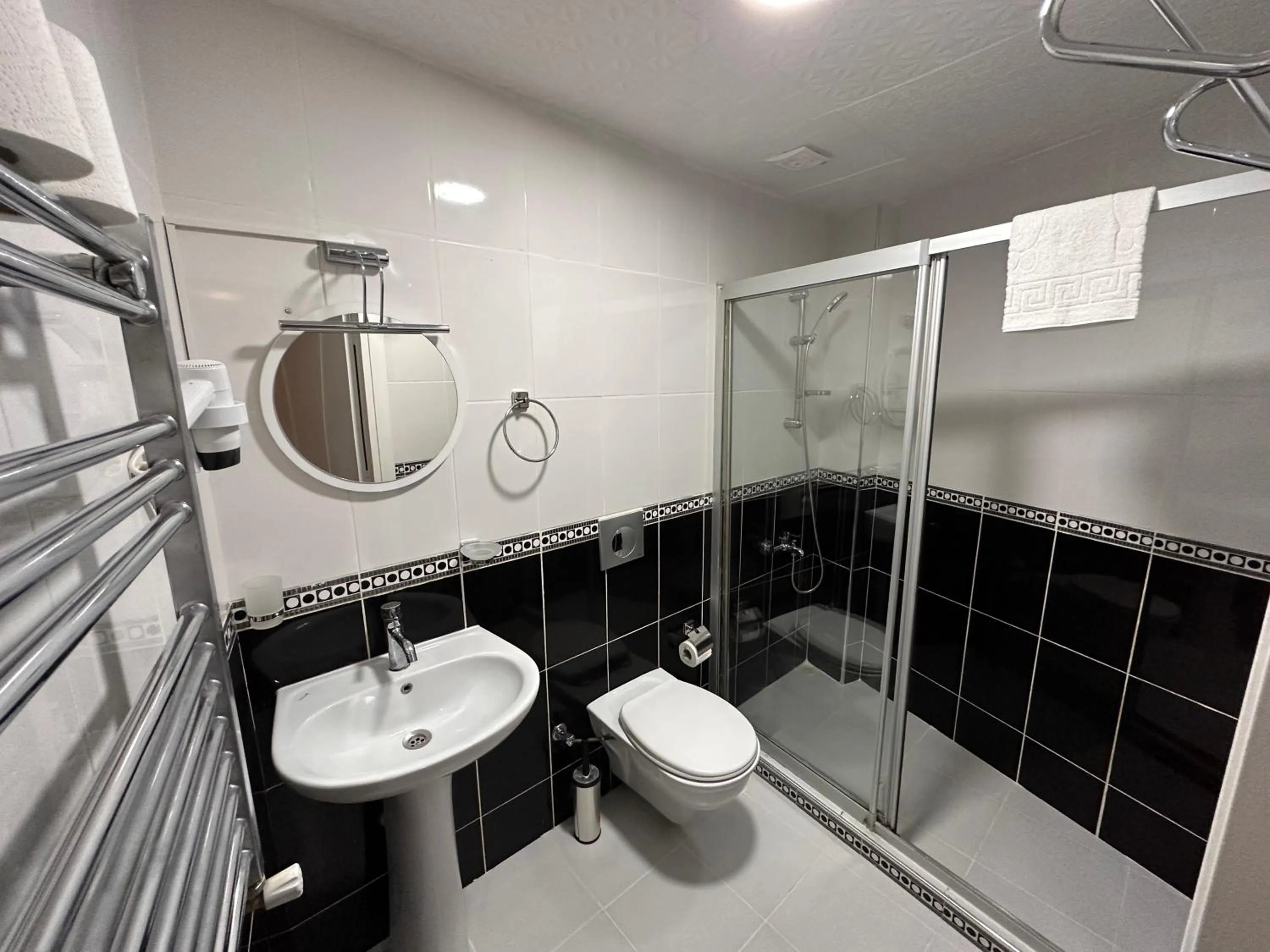 Shower in Asparagus HOTEL & SUITES OLD CITY