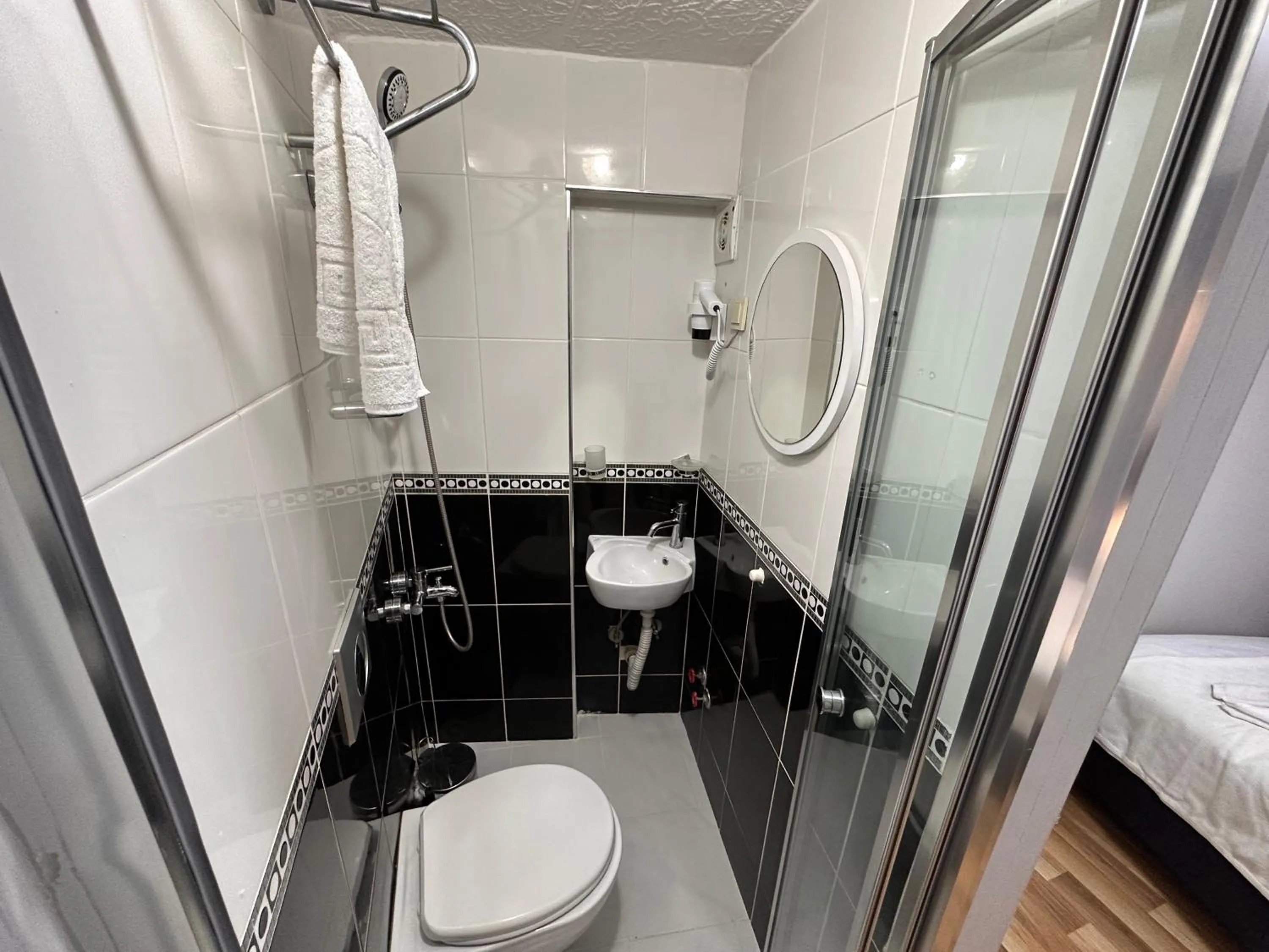 Shower in Asparagus HOTEL & SUITES OLD CITY