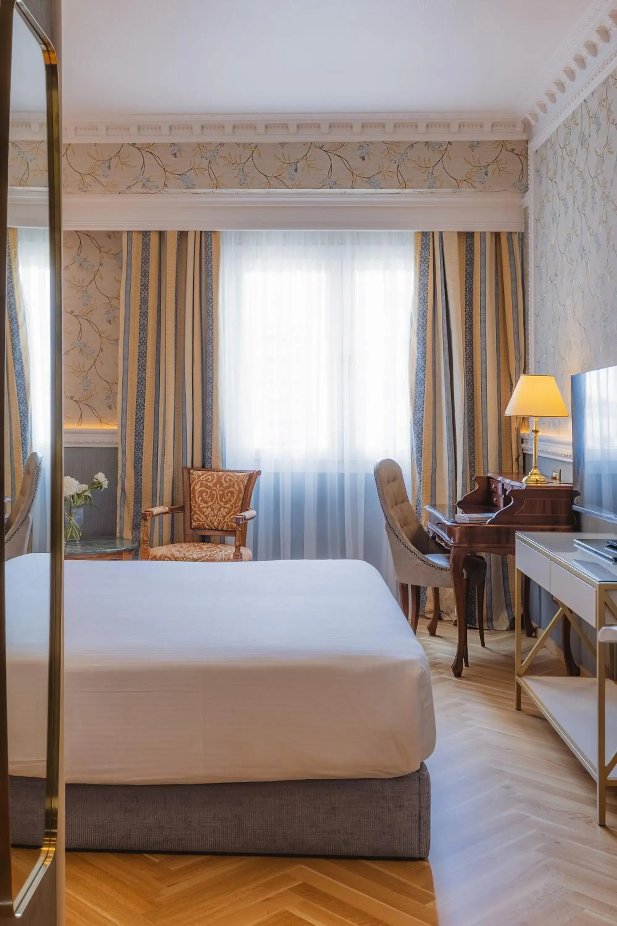 Deluxe Ladadika View with king bed, marble bathroom and wooden floor in Mediterranean Palace Deluxe Ladadika View with king bed, marble bathroom and wooden floor in Mediterranean Palace